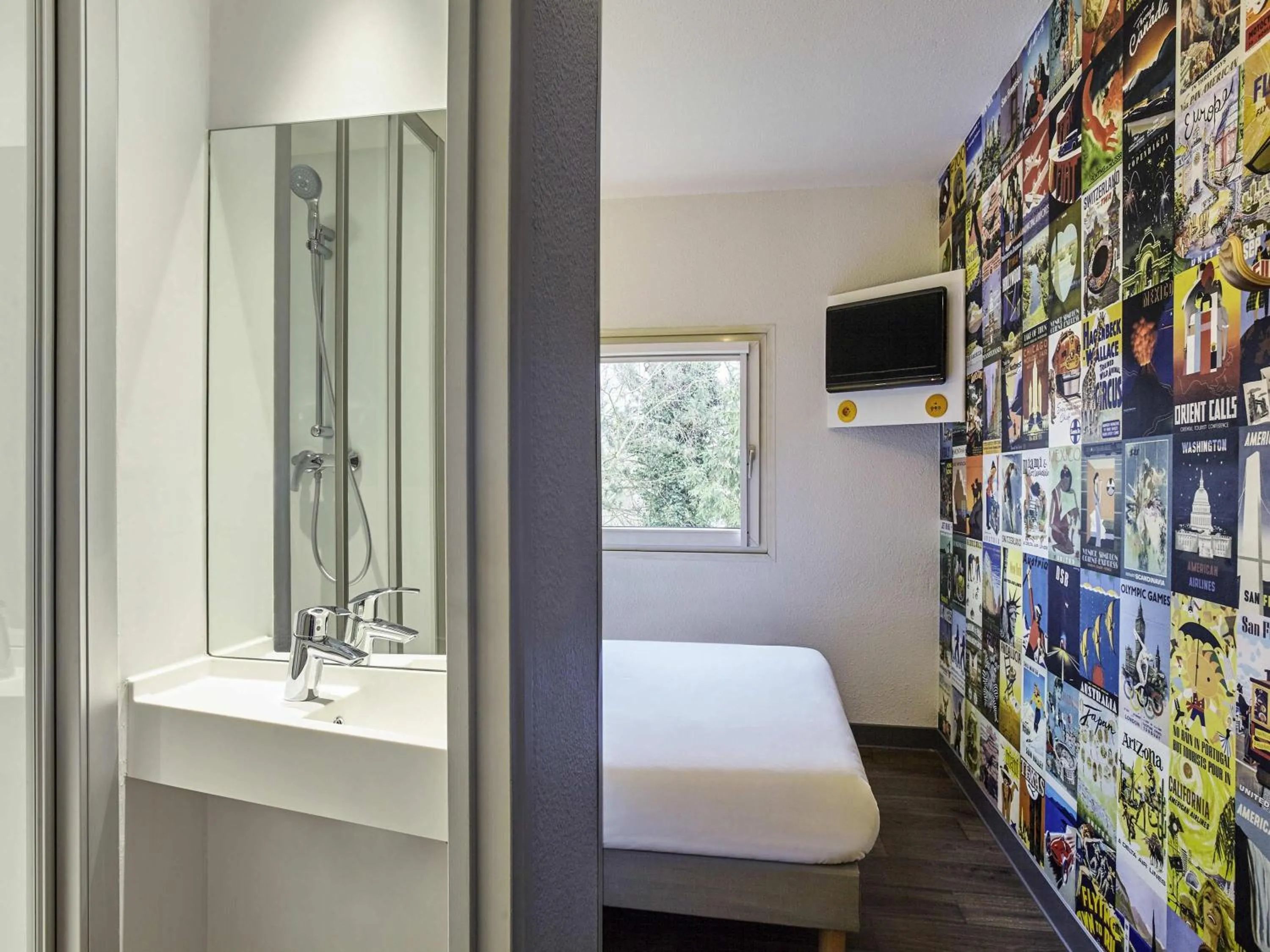 Property building, Bed in hotelF1 Paris Villemomble