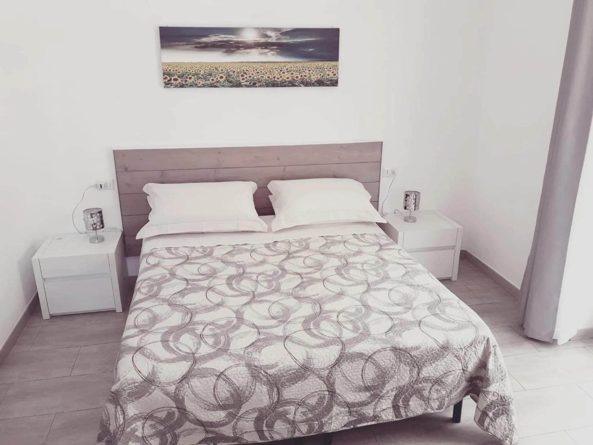 Bedroom, Bed in un passo dal mare