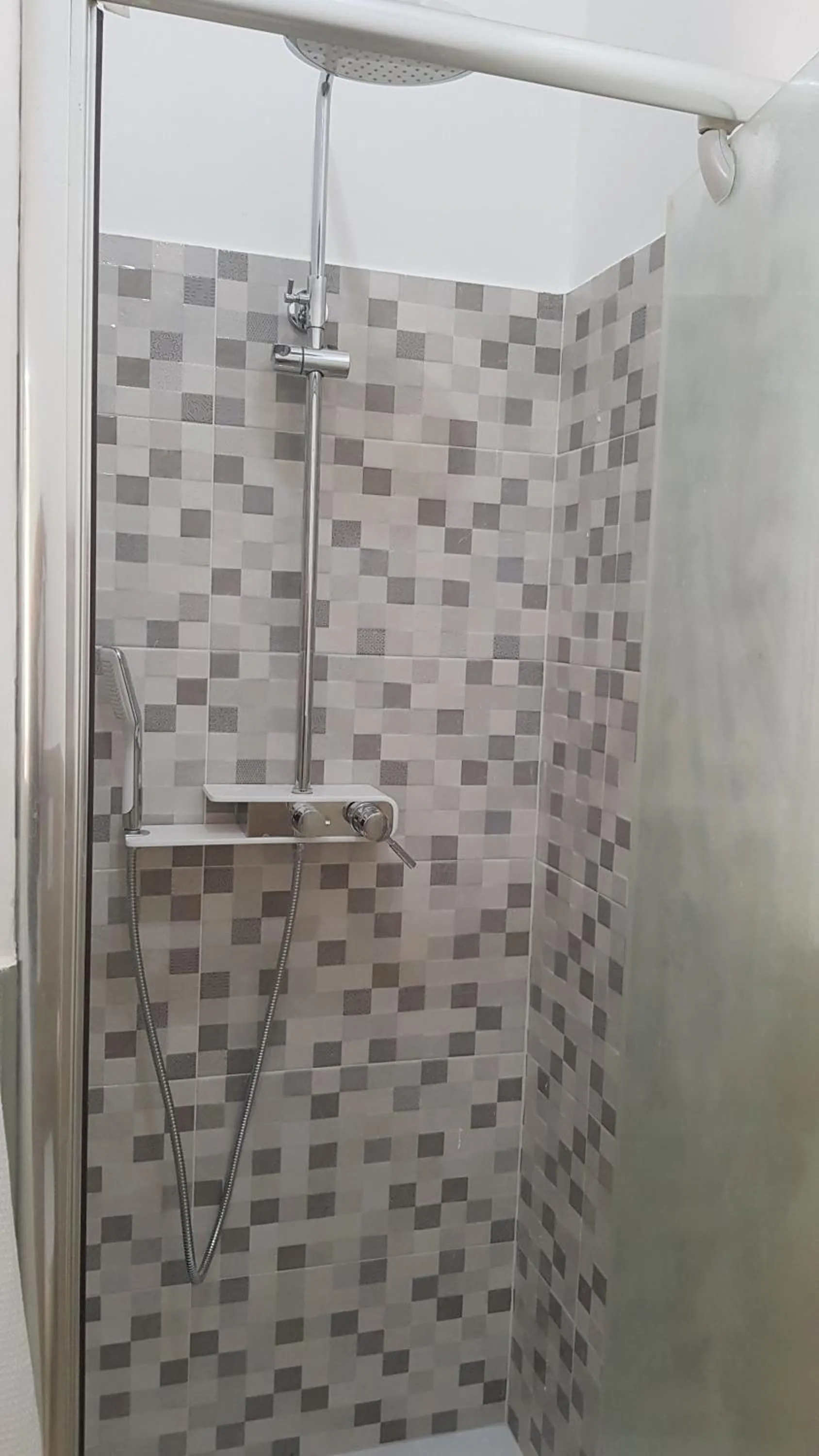 Shower in un passo dal mare