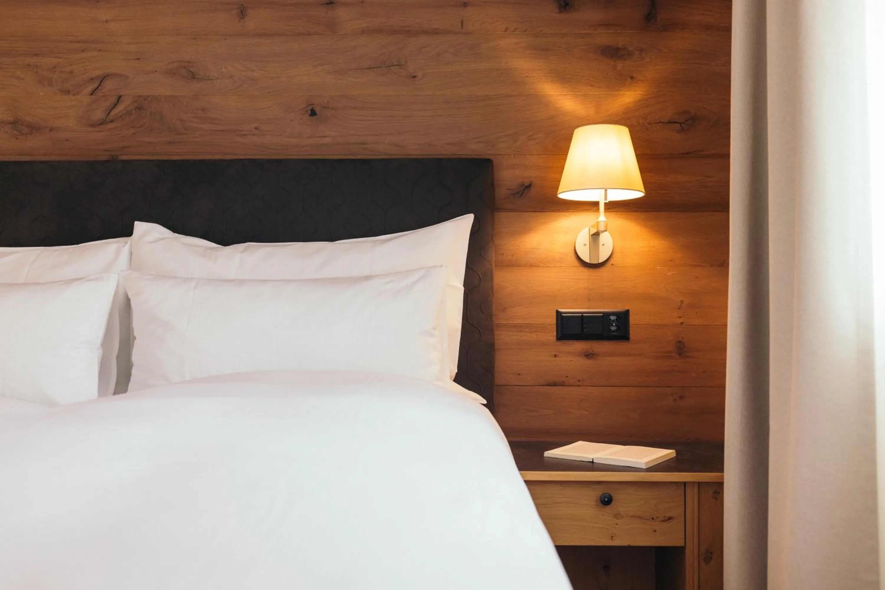 Bed in la couronne Hotel & Spa