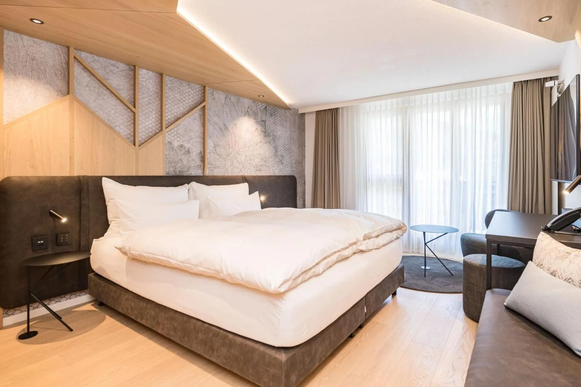 Photo of the whole room, Bed in la couronne Hotel & Spa