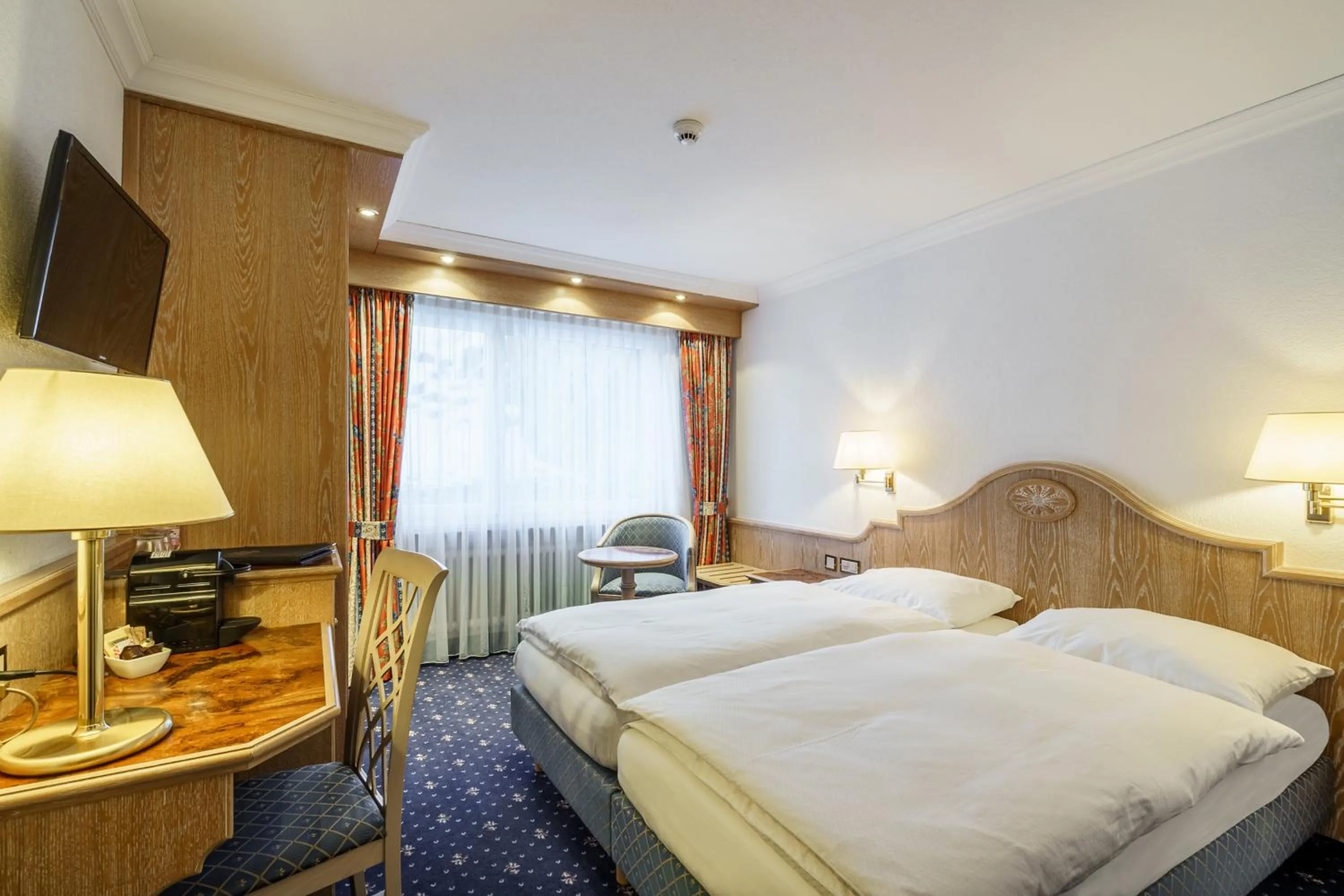 Staff, Bed in Hotel Alpenroyal