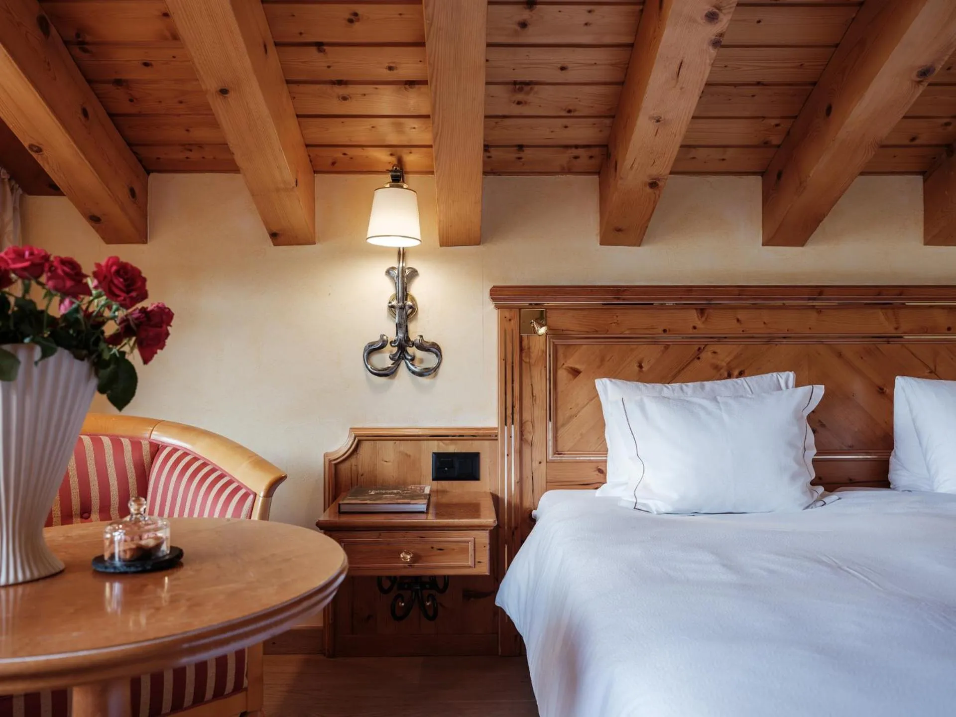 Photo of the whole room, Bed in Relais & Chateaux Schönegg