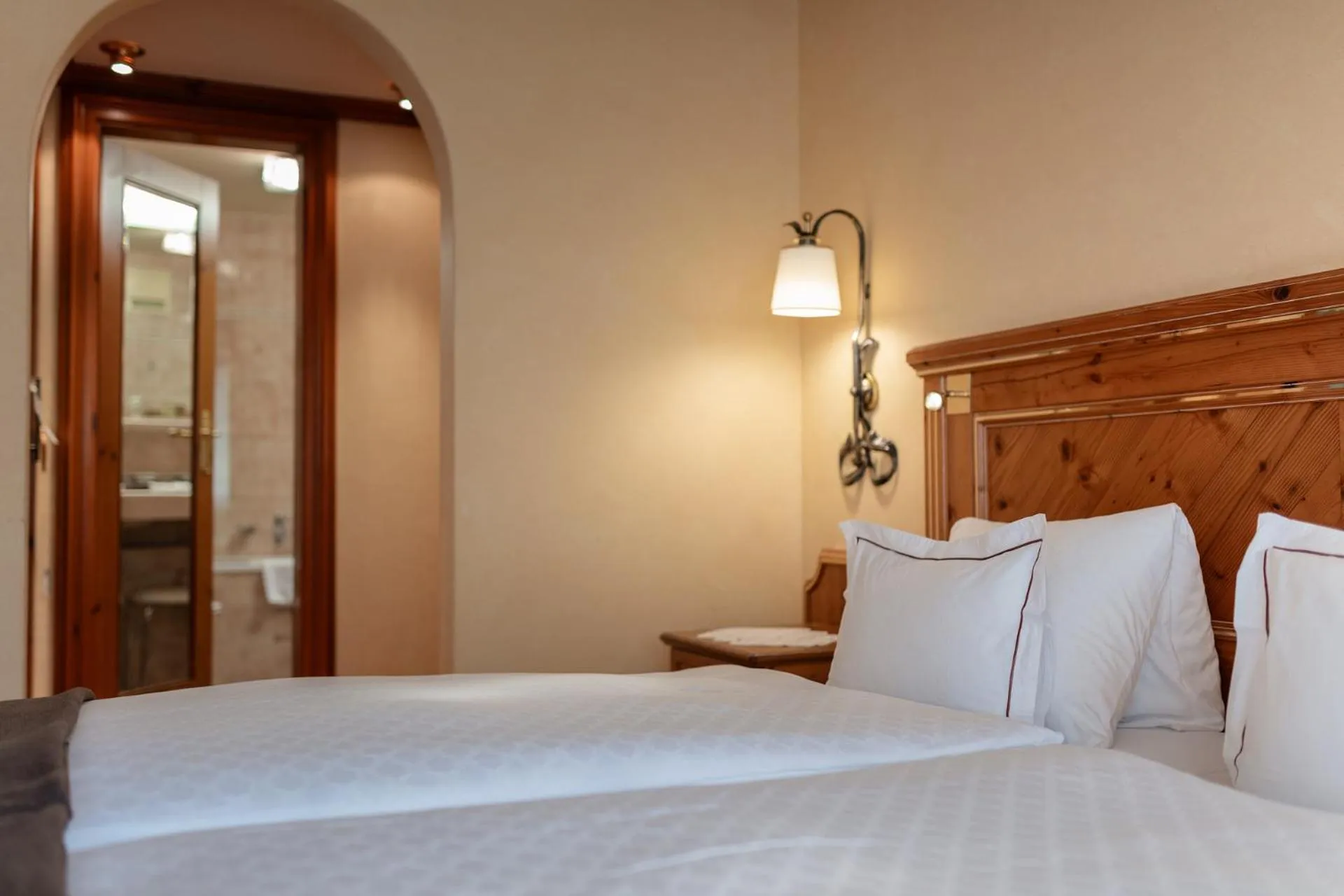 Photo of the whole room, Bed in Relais & Chateaux Schönegg