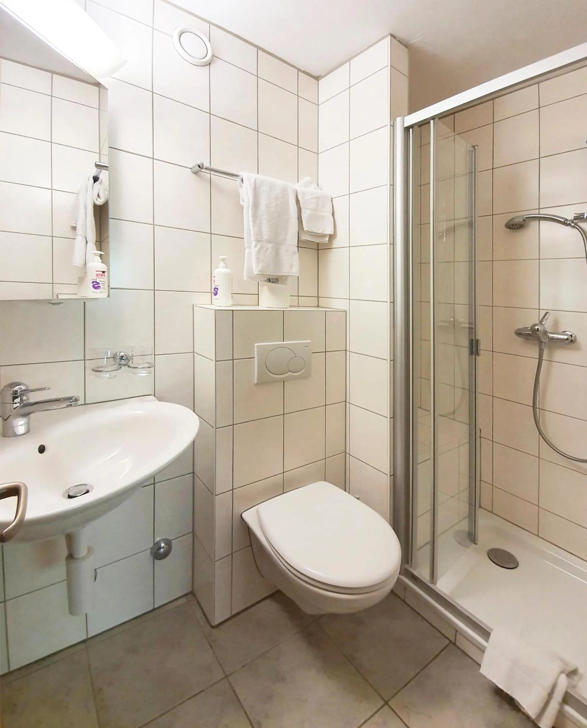Shower in Serviced Apartments Wallis