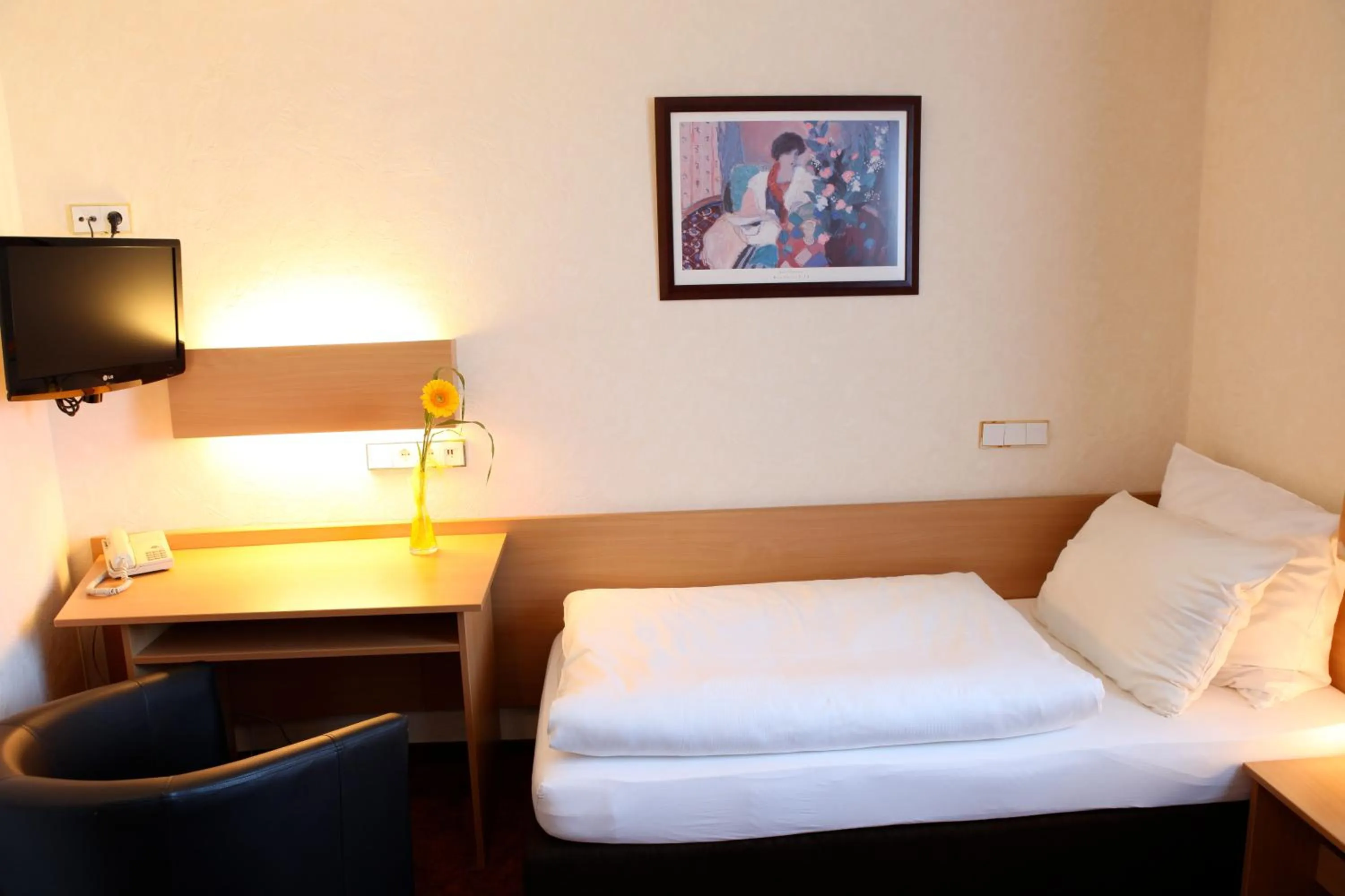 Photo of the whole room, Bed in Akzent Hotel Oberhausen