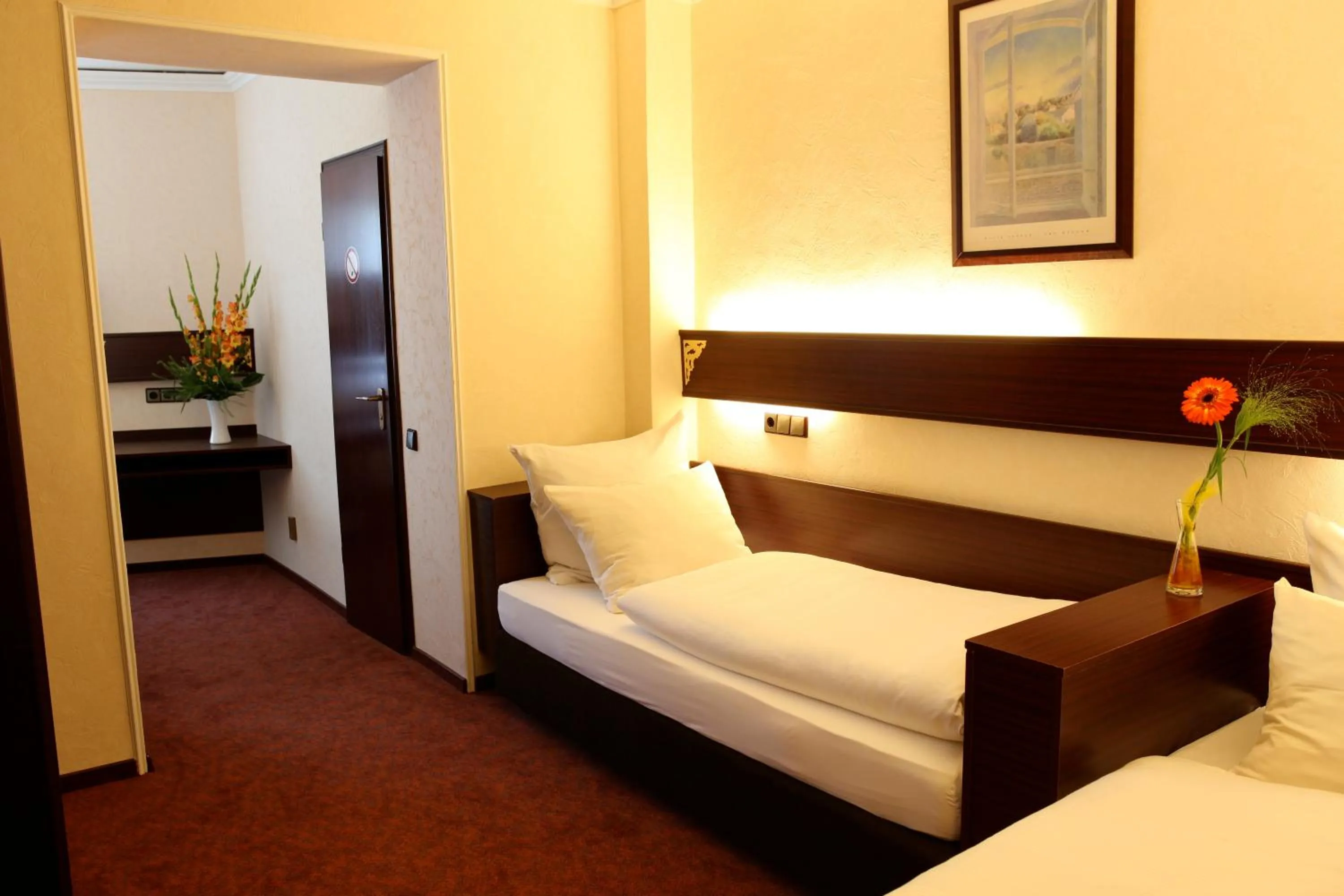 Photo of the whole room, Bed in Akzent Hotel Oberhausen