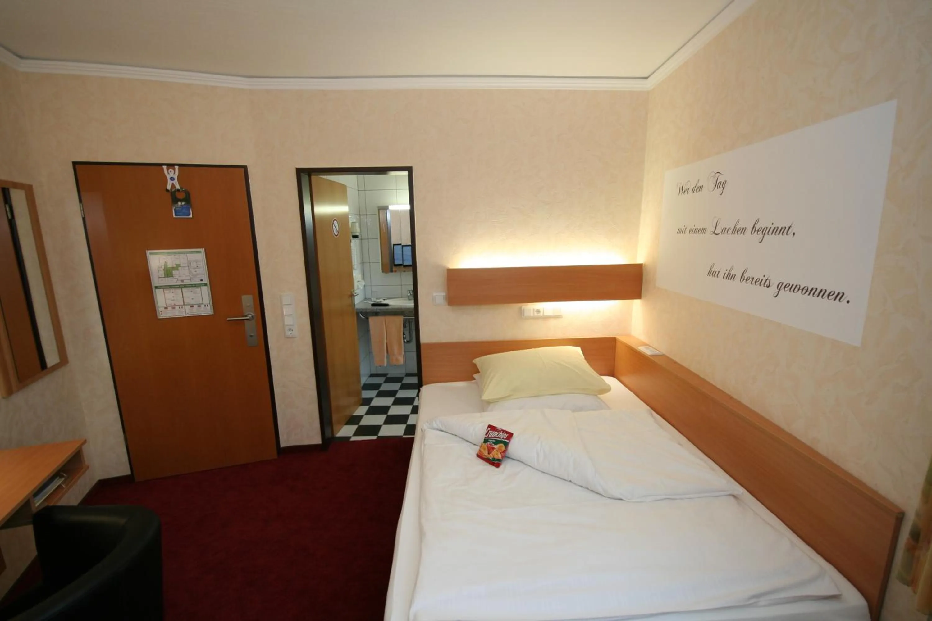 Photo of the whole room, Bed in Akzent Hotel Oberhausen