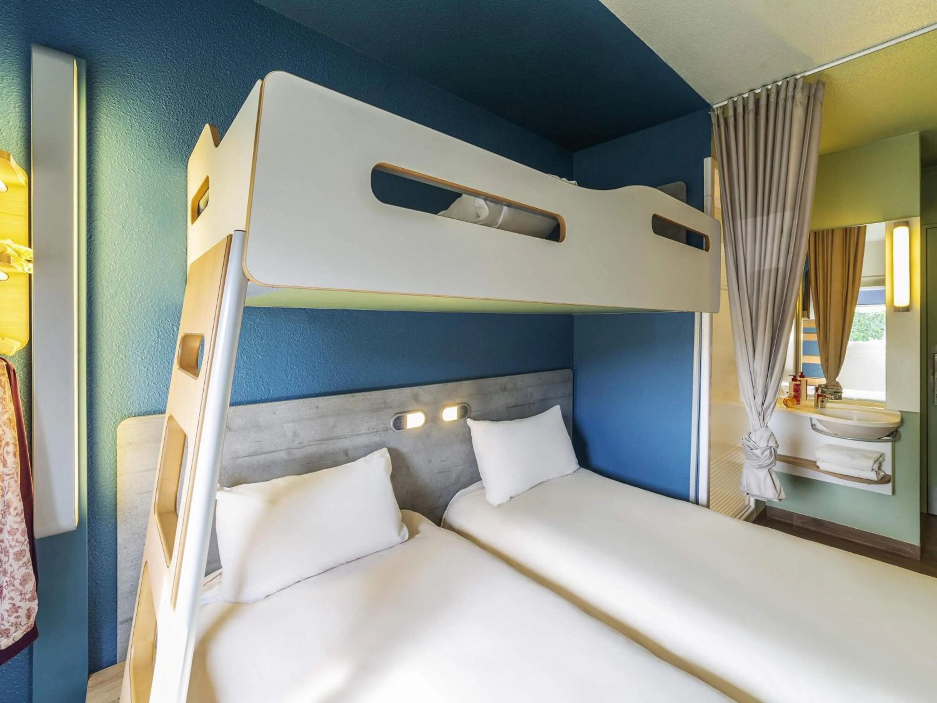 Triple Room with Three Single Beds in Ibis budget Rouen Petit Quevilly