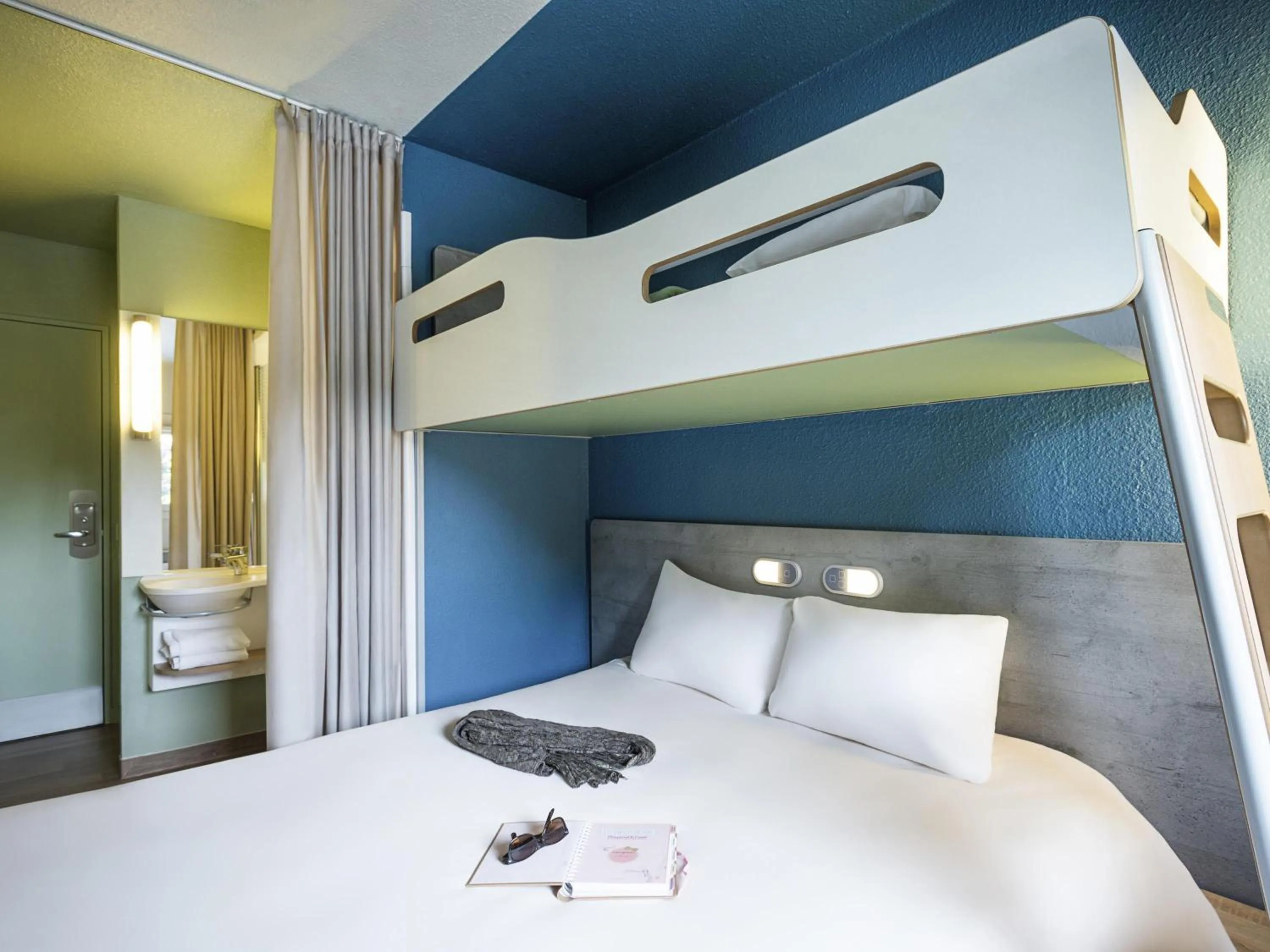 Bedroom, Bed in Ibis budget Rouen Petit Quevilly