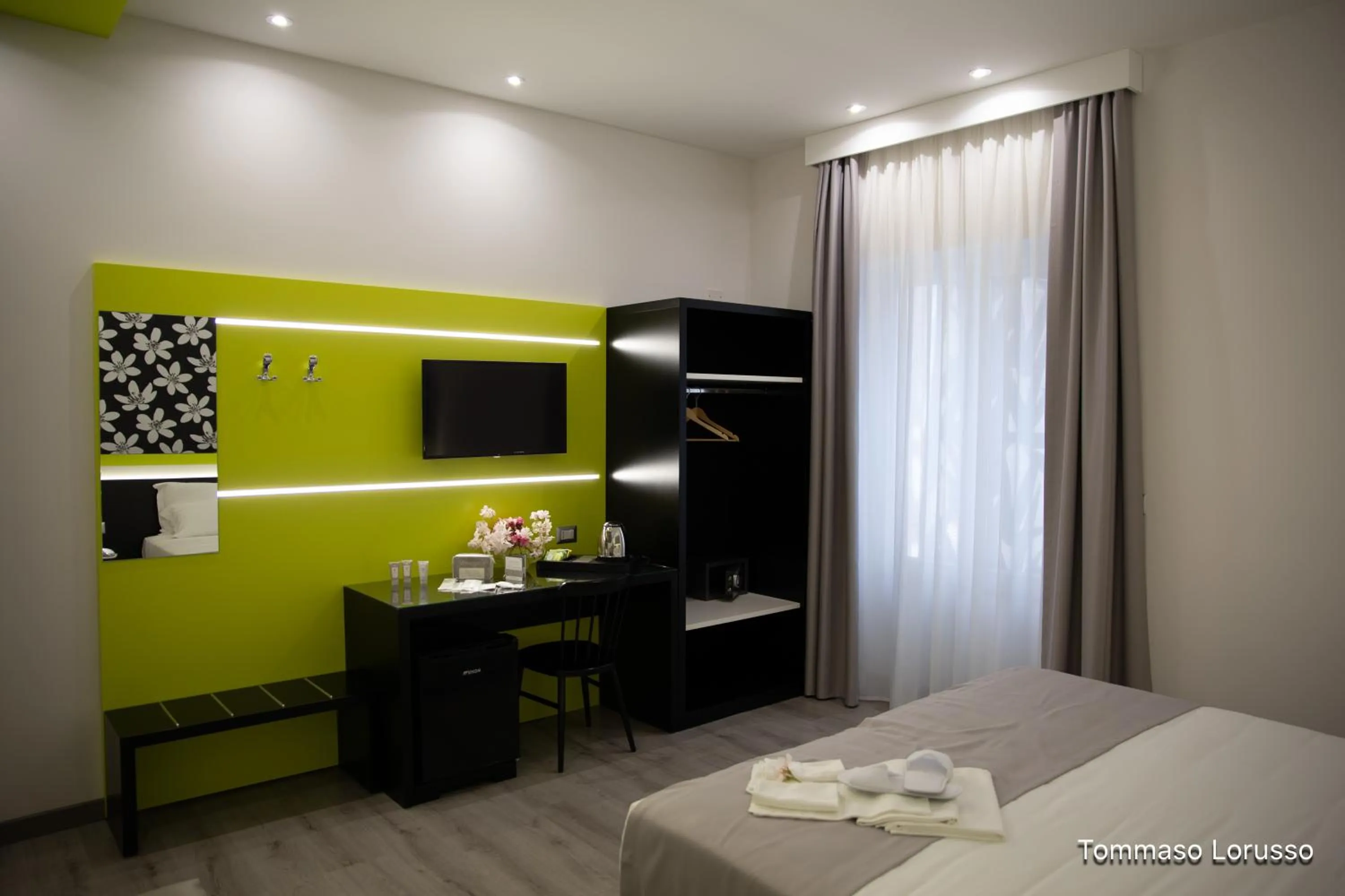 Photo of the whole room, Bed in HOLYGOLD Suite ****