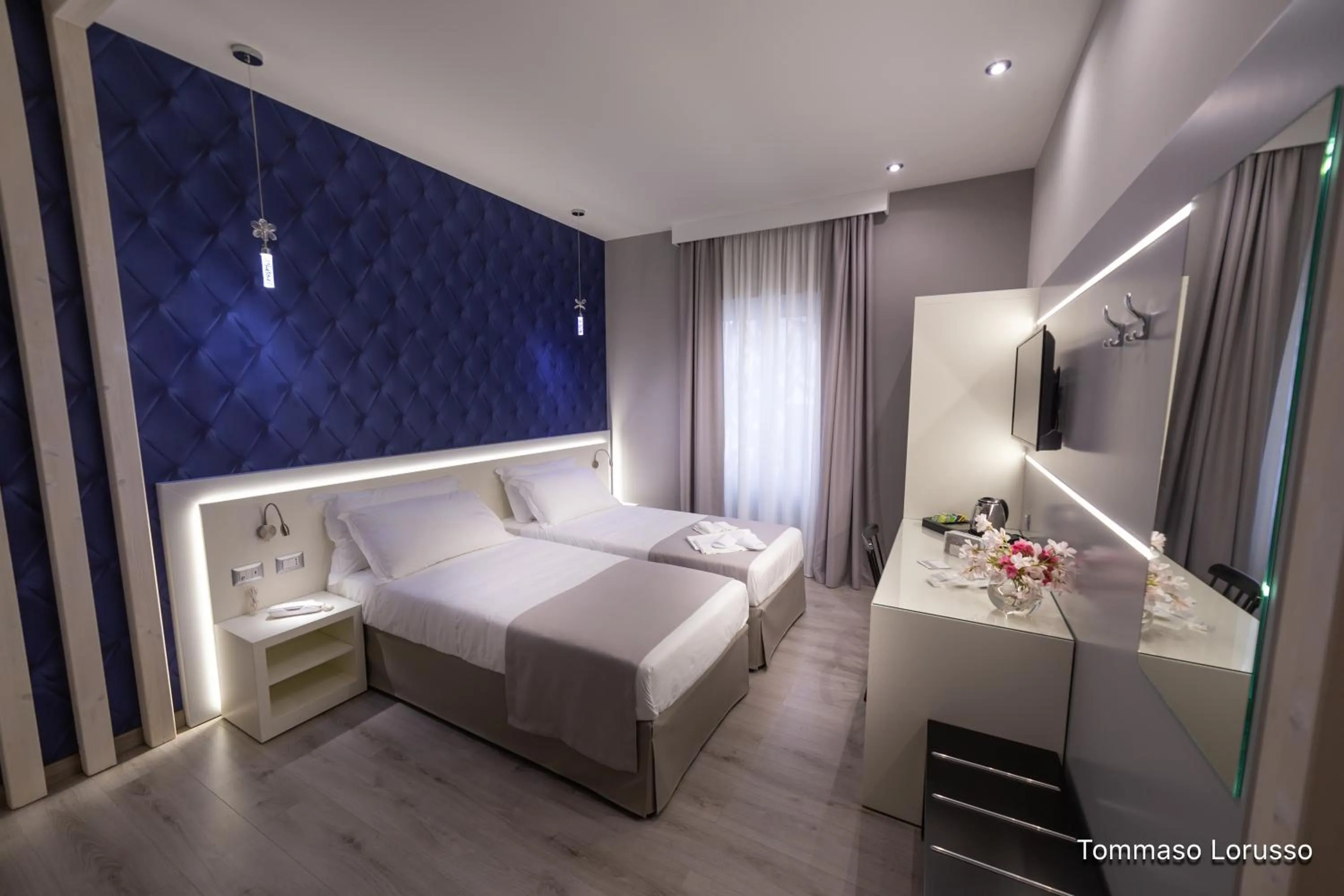 Photo of the whole room, Bed in HOLYGOLD Suite ****