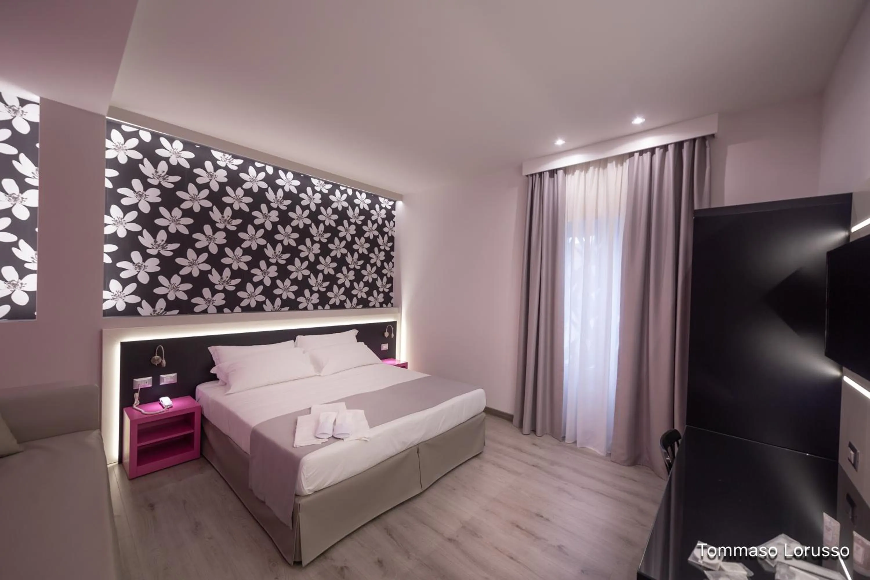 Photo of the whole room, Bed in HOLYGOLD Suite ****