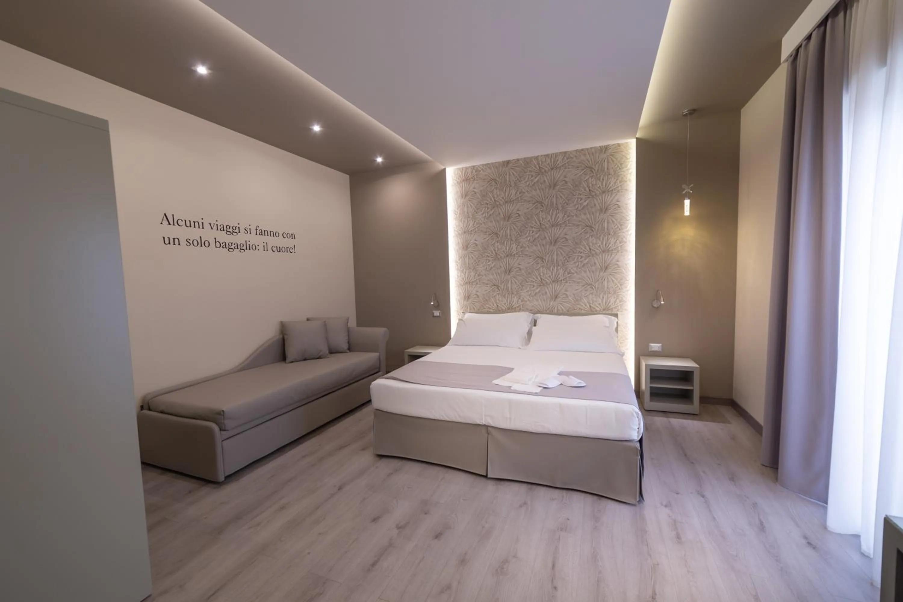 Property building, Bed in HOLYGOLD Suite ****