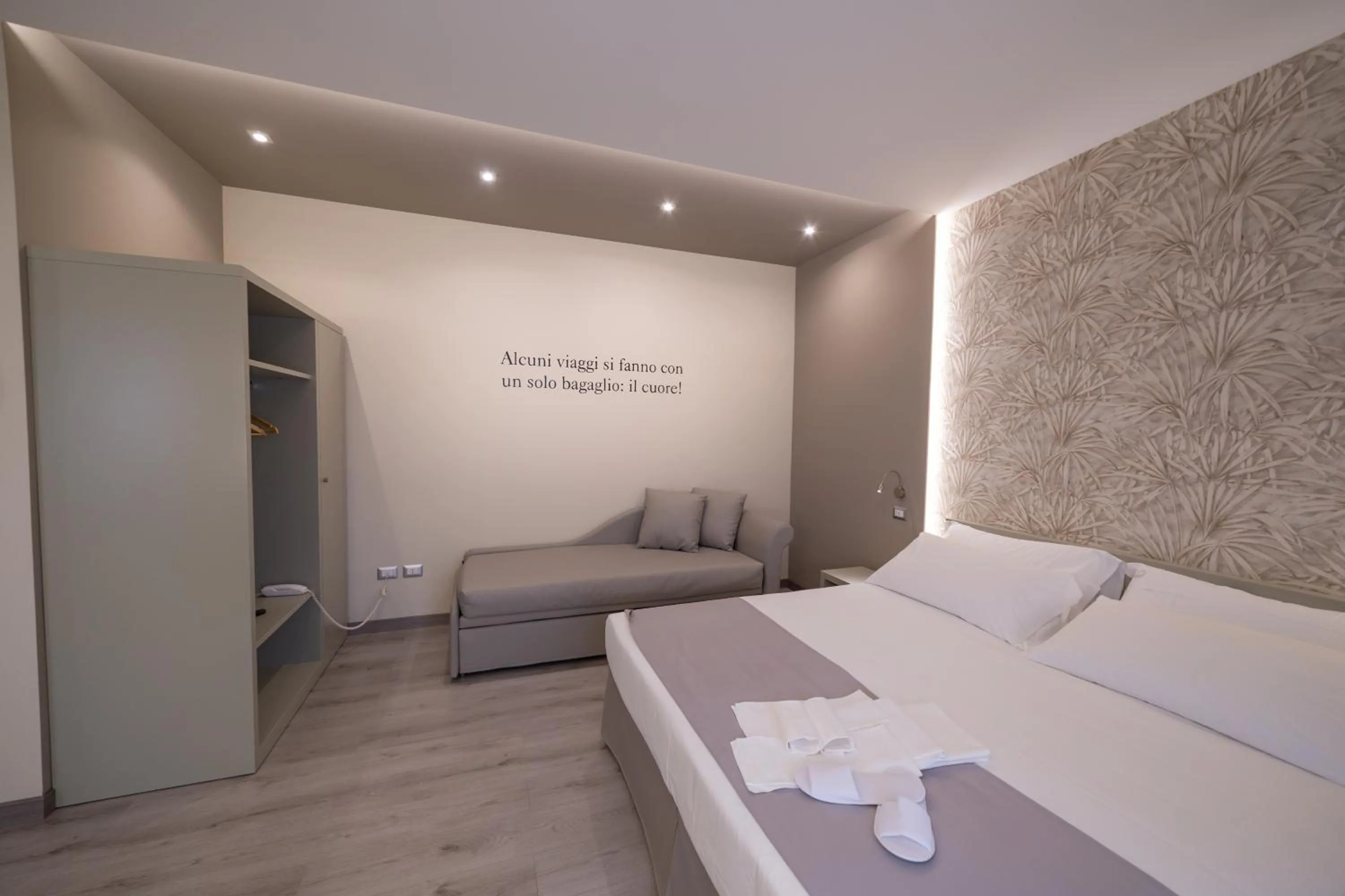 Property building, Bed in HOLYGOLD Suite ****