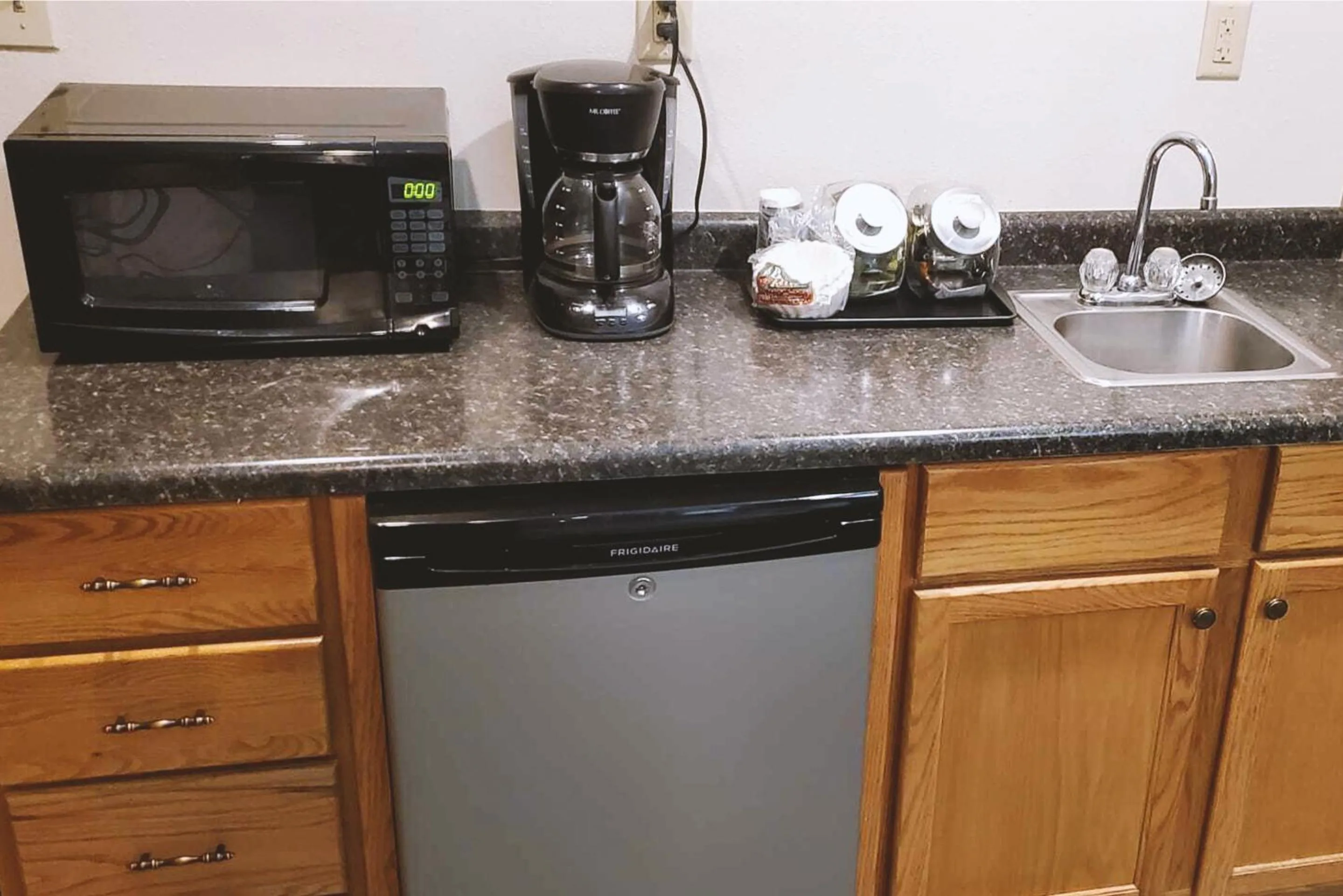 Coffee/tea facilities in Coratel Inn & Suites by Jasper McCook