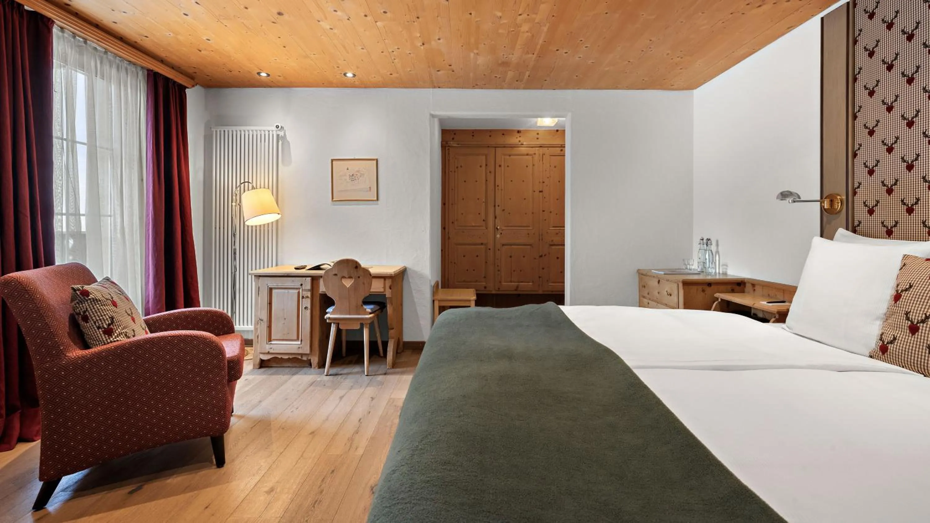 Photo of the whole room, Bed in Morosani Posthotel