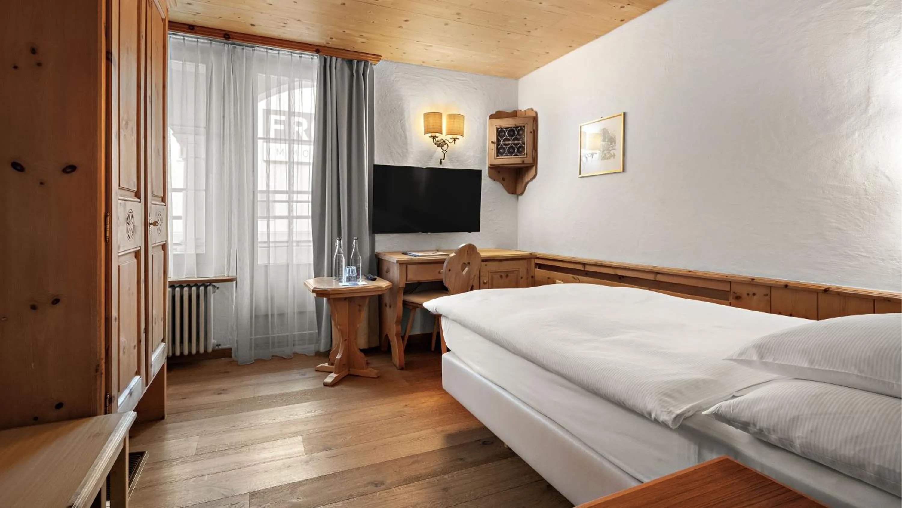 Photo of the whole room, Bed in Morosani Posthotel