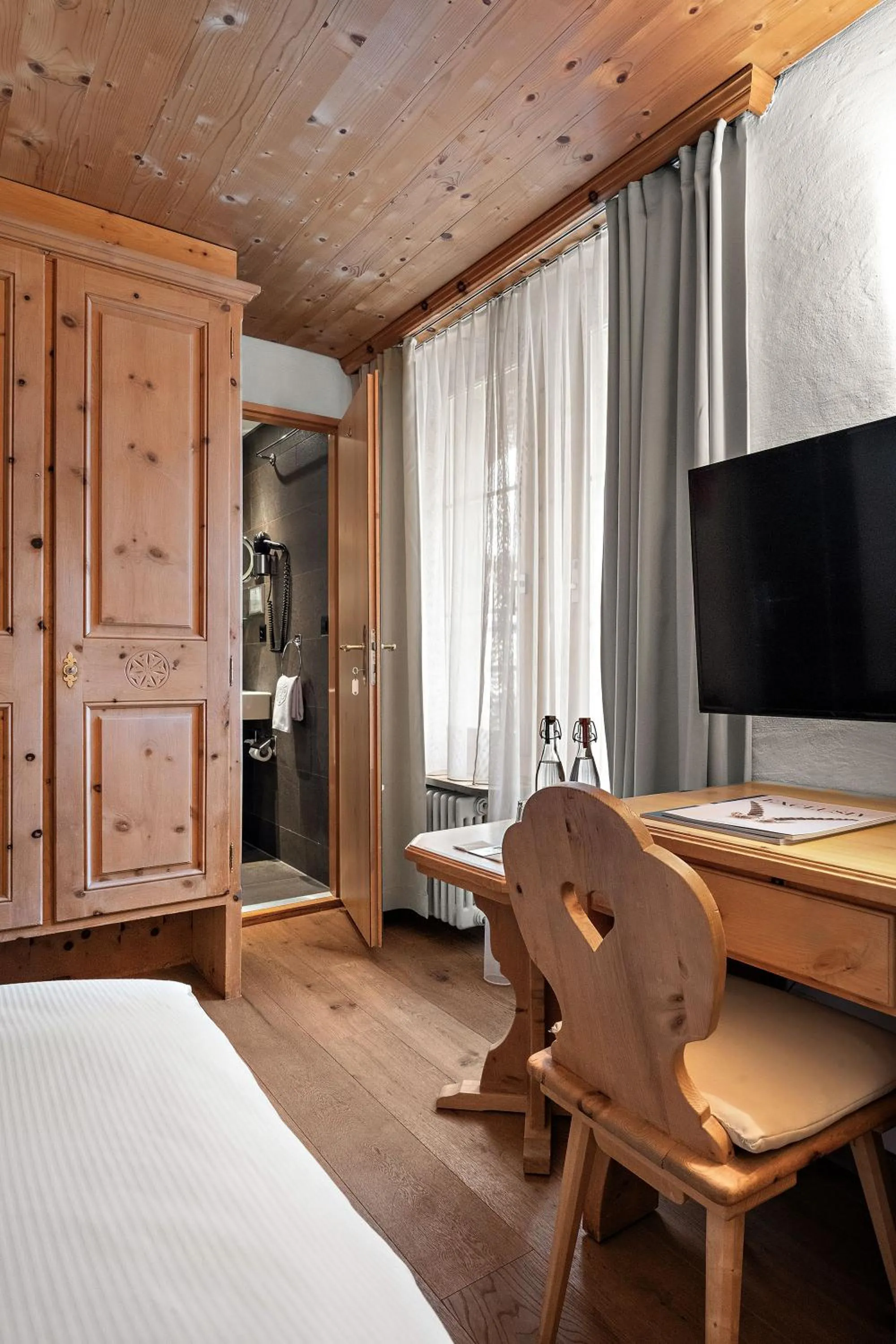 Photo of the whole room, Bed in Morosani Posthotel