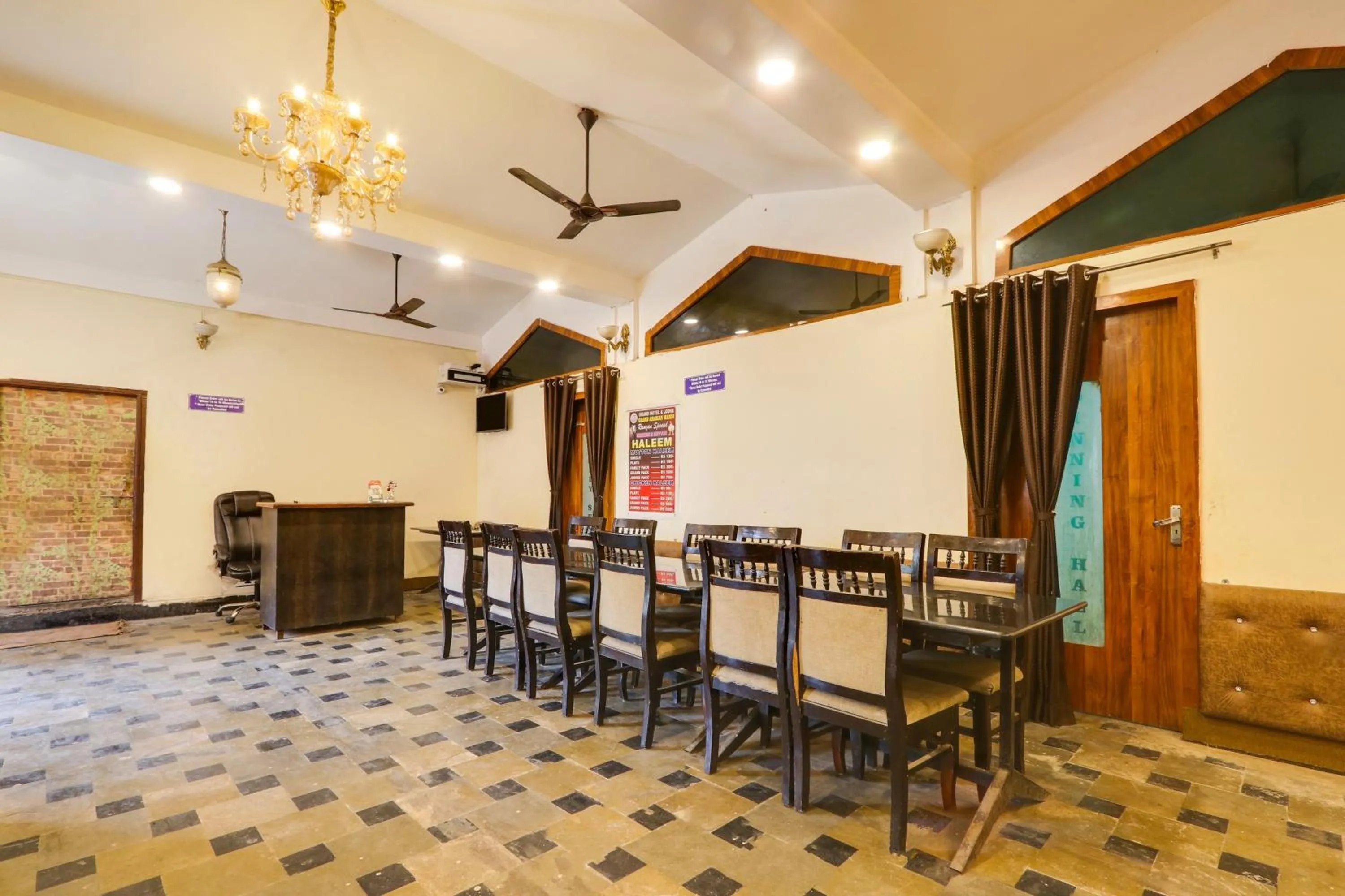 Restaurant/places to eat in Hotel O Grand Hotel And Lodge