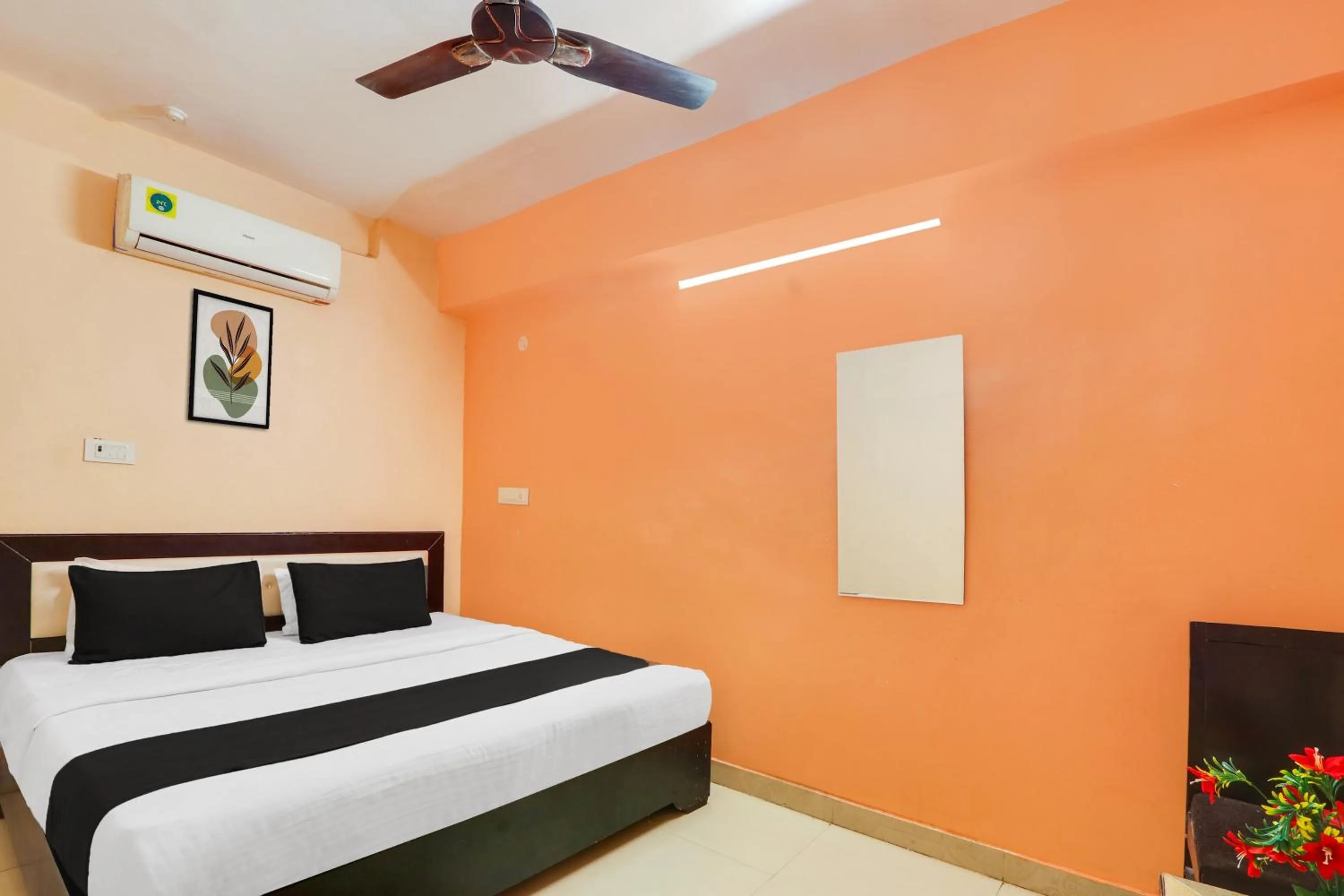 Bedroom, Bed in Hotel O Grand Hotel And Lodge