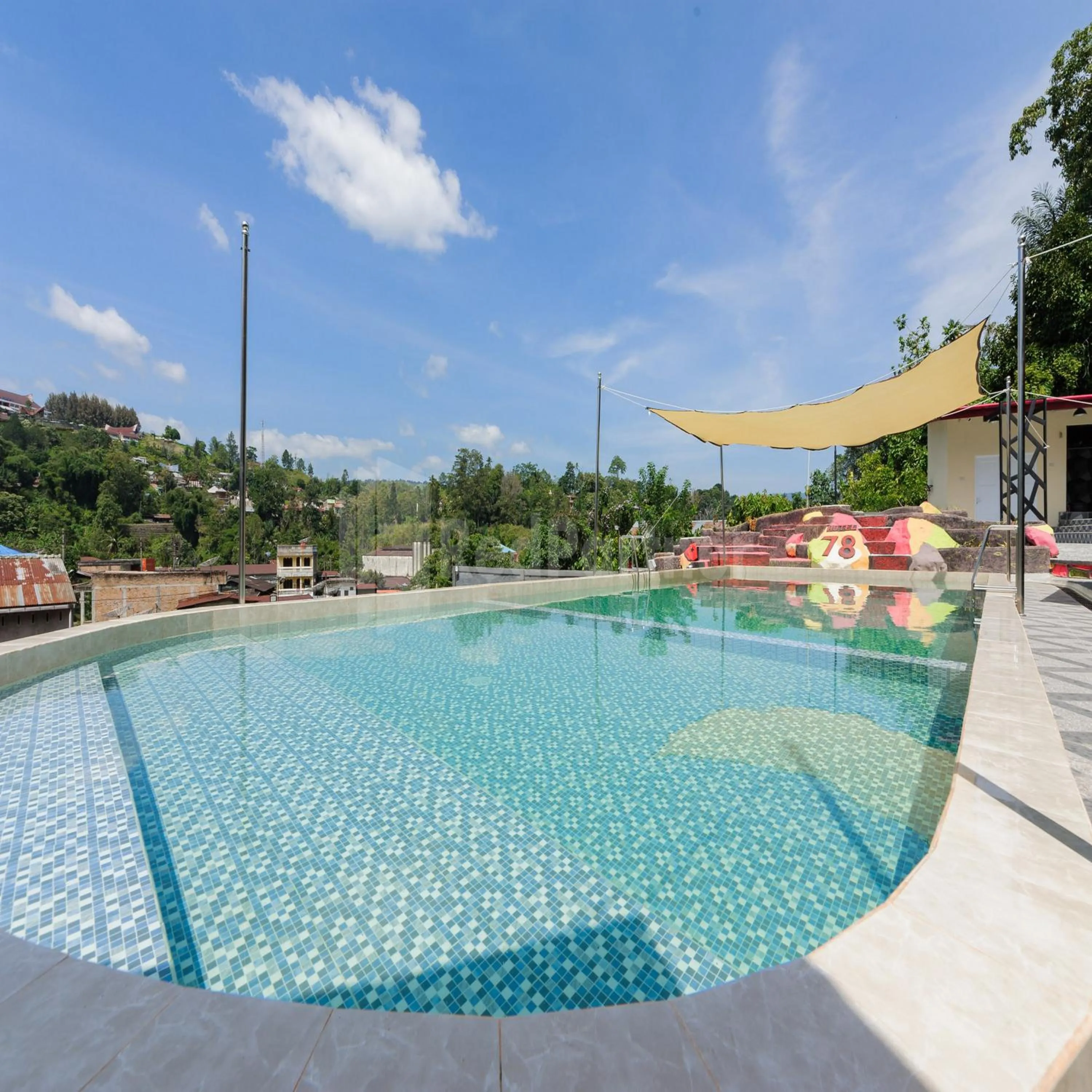 Swimming pool in Hotel 78 Parapat Mitra RedDoorz