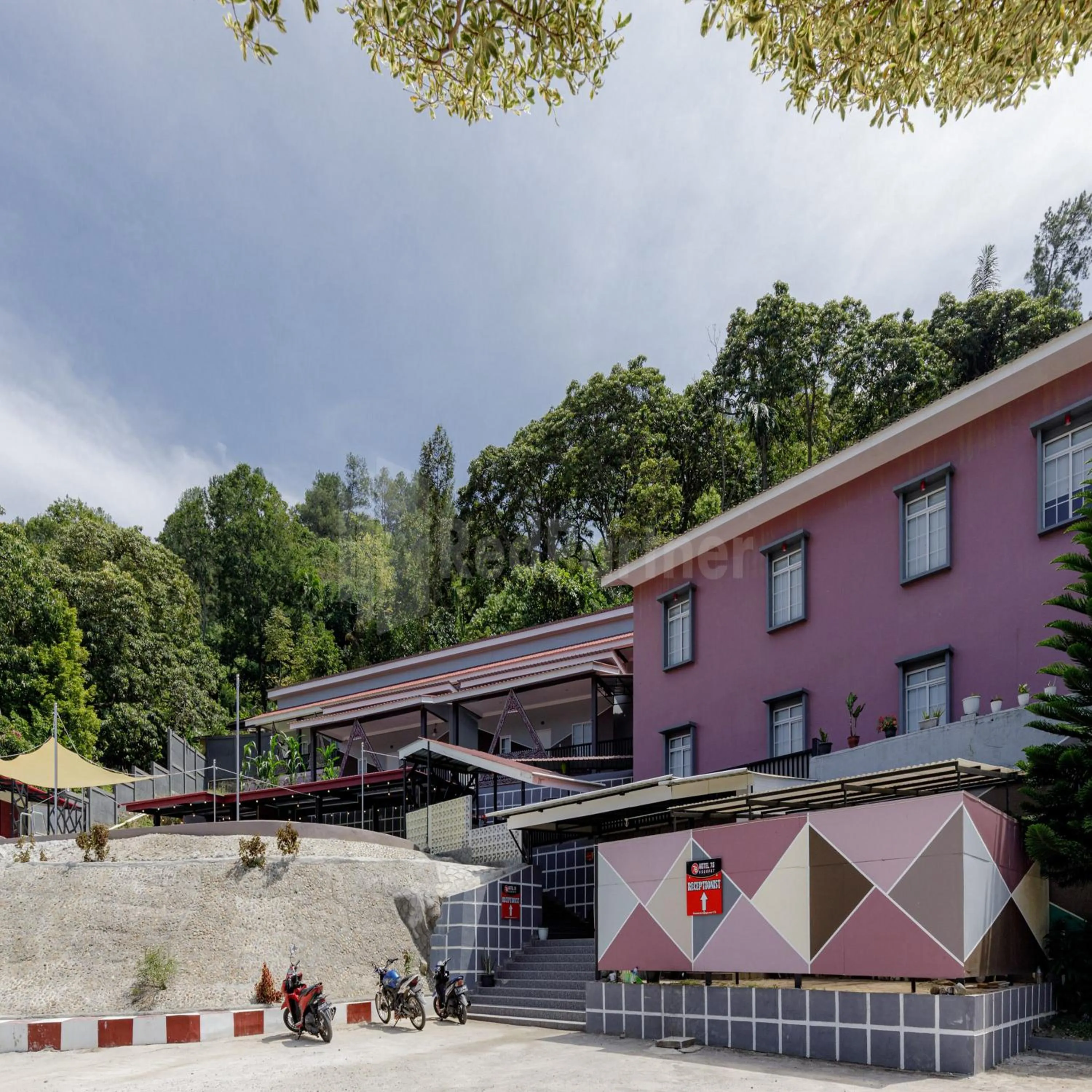 Facade/entrance in Hotel 78 Parapat Mitra RedDoorz