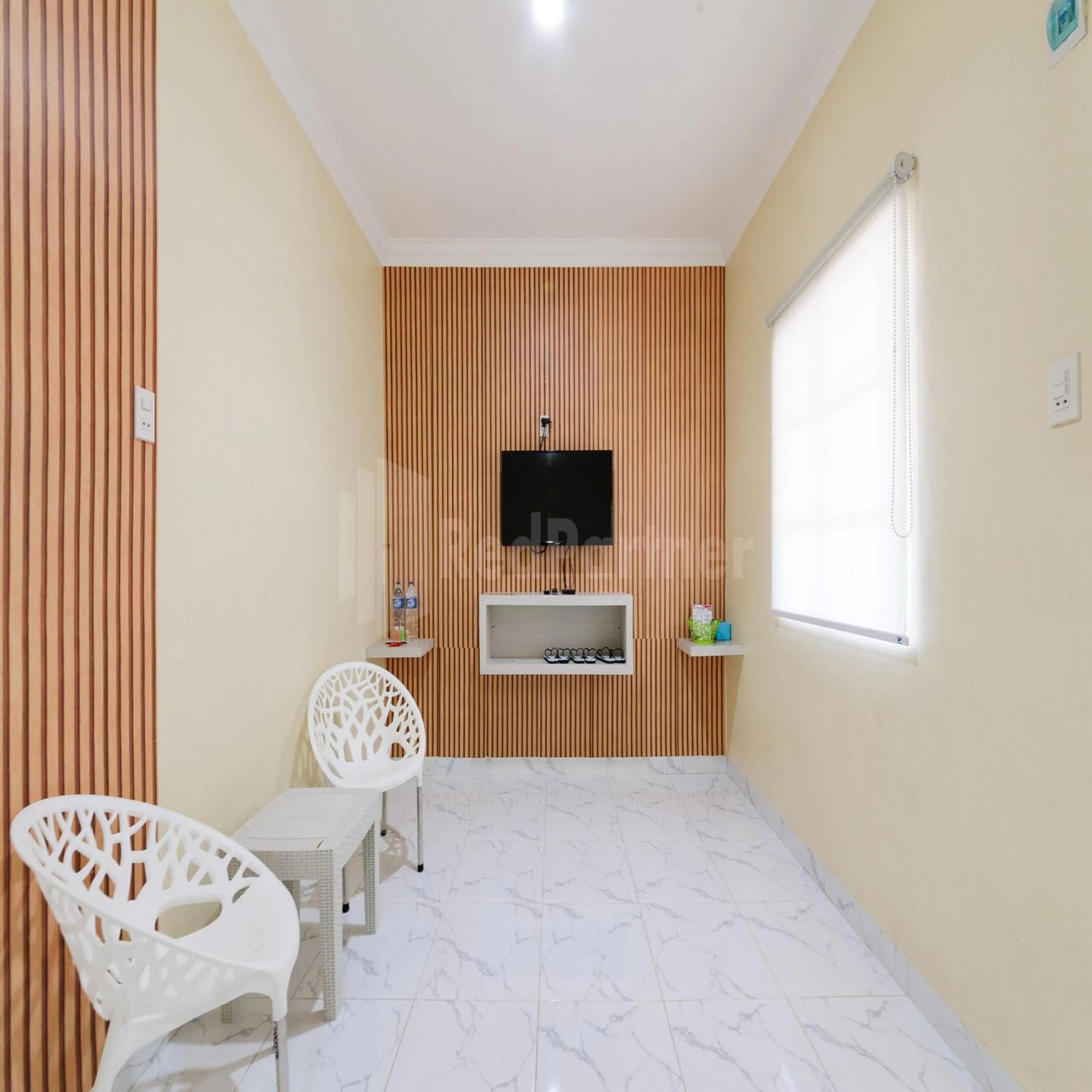 Seating area in Hotel 78 Parapat Mitra RedDoorz