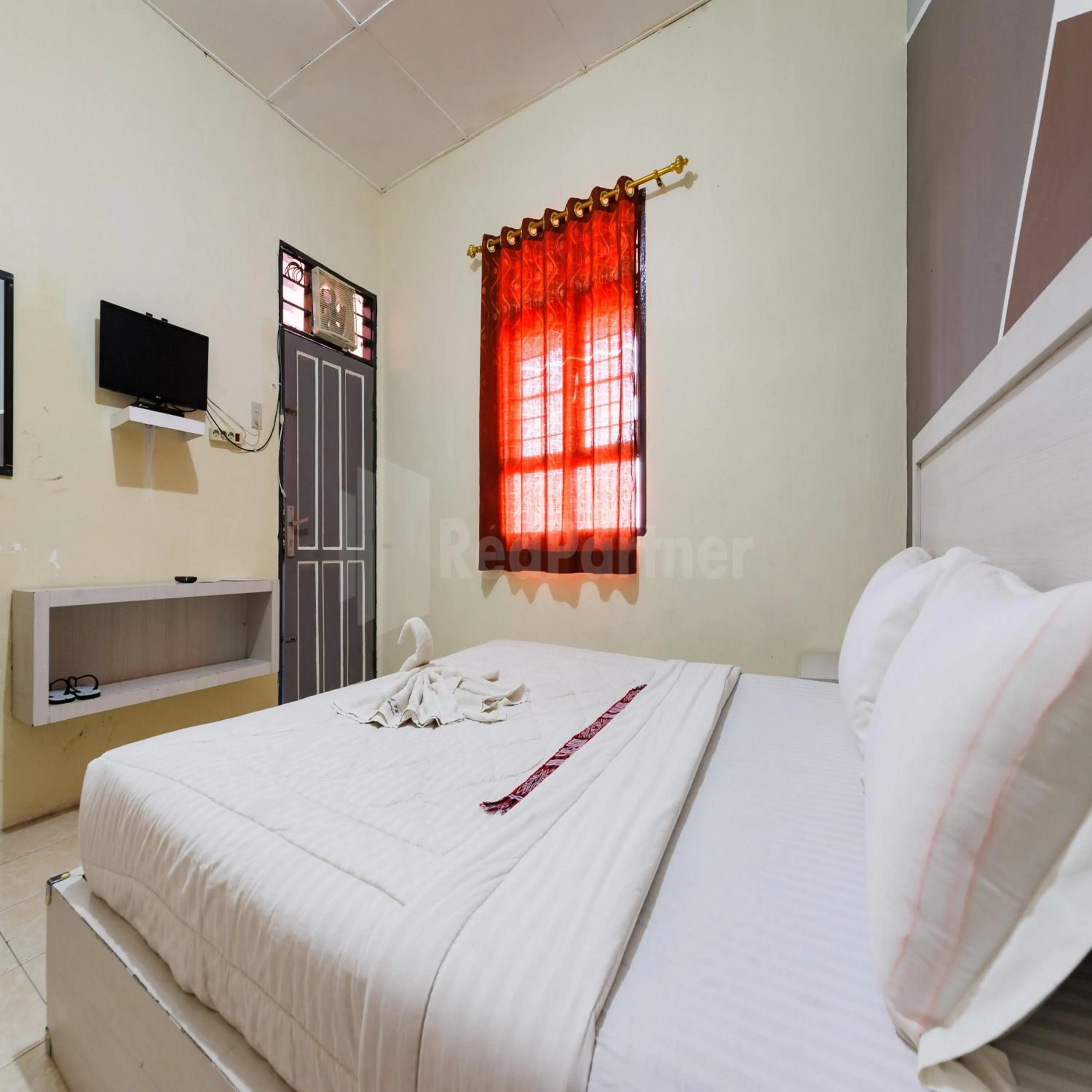 Bedroom, Bed in Hotel 78 Parapat Mitra RedDoorz