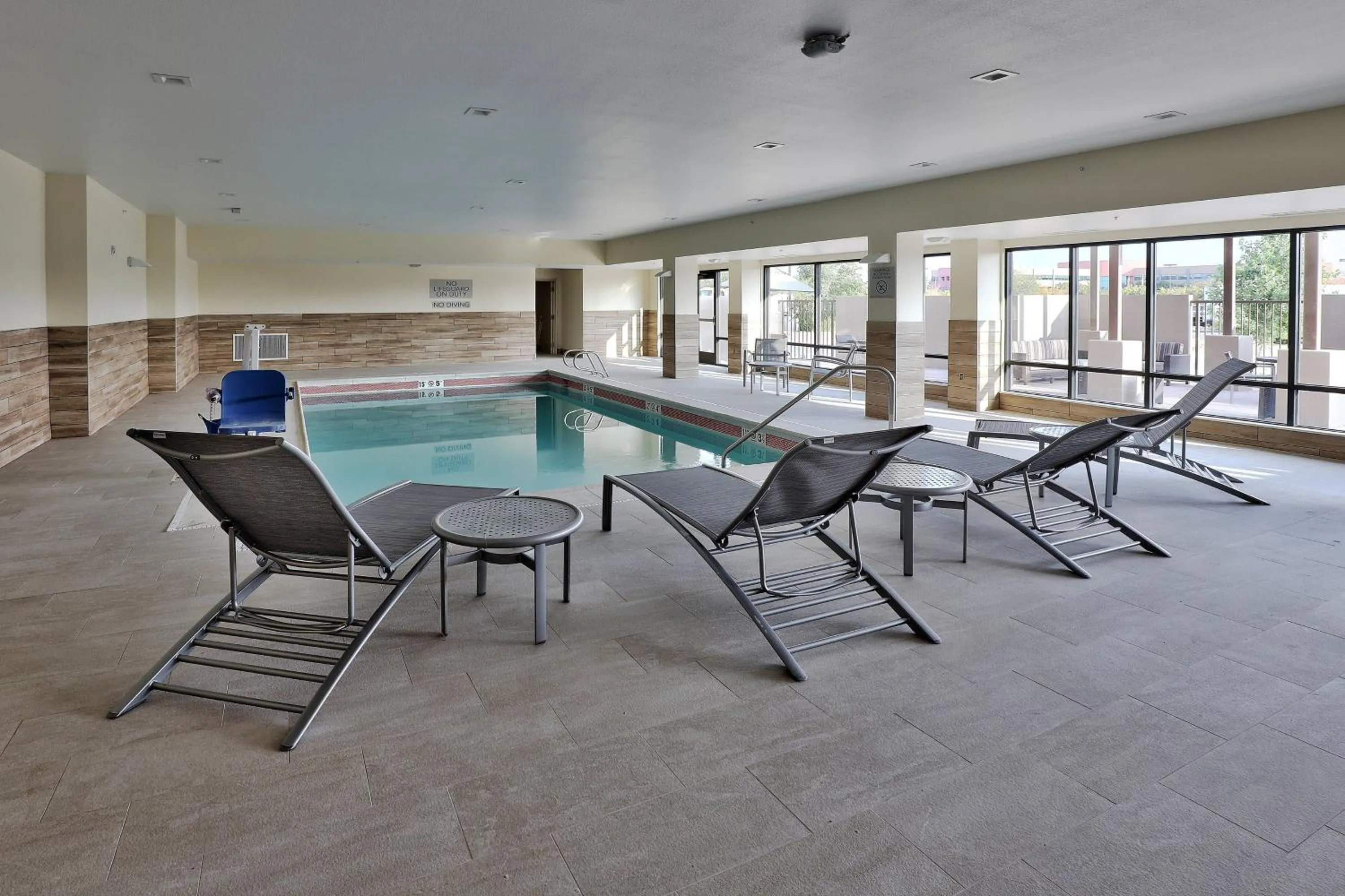 Swimming pool in TownePlace Suites by Marriott Albuquerque Old Town