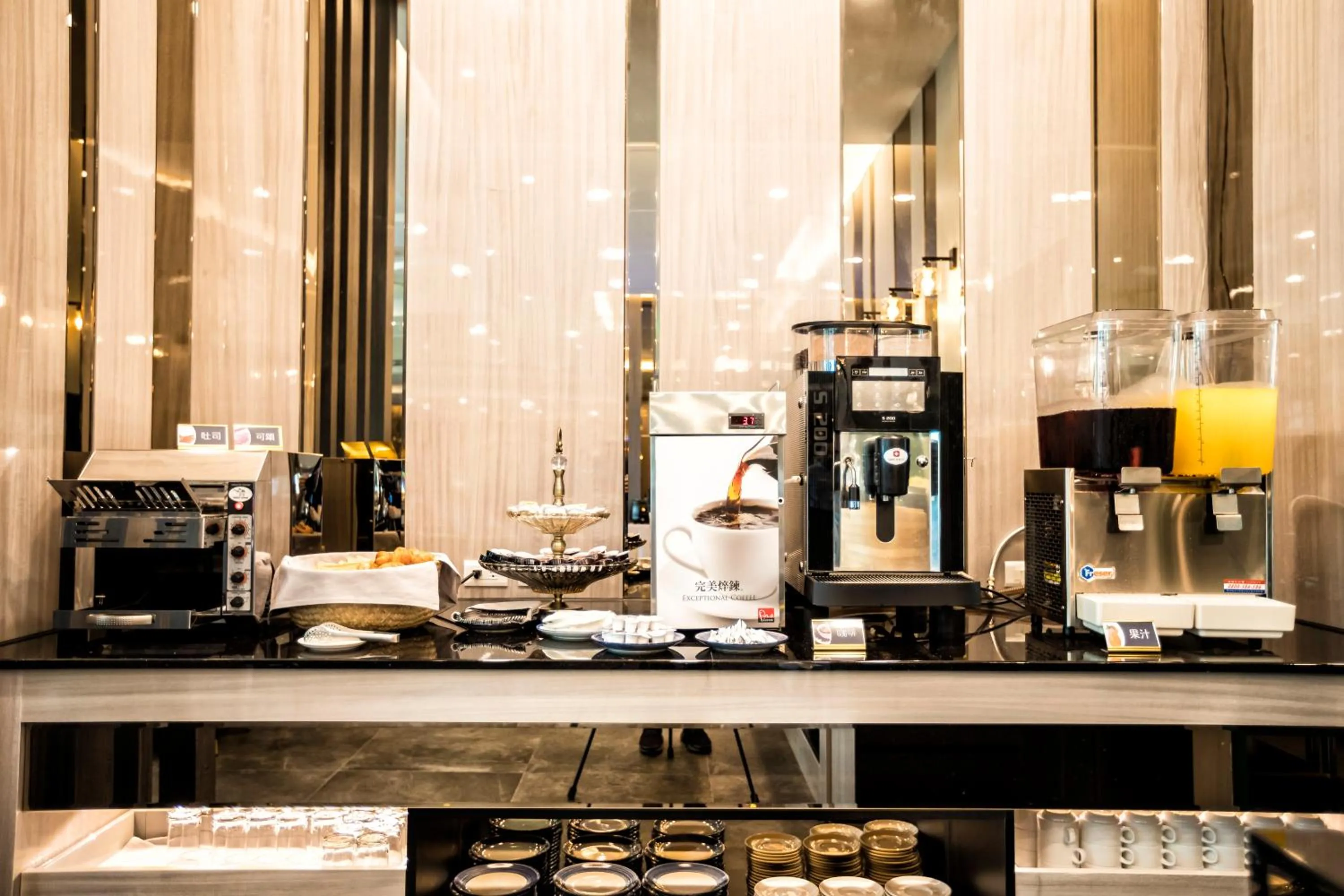 Restaurant/places to eat in Grand Hotel Lili