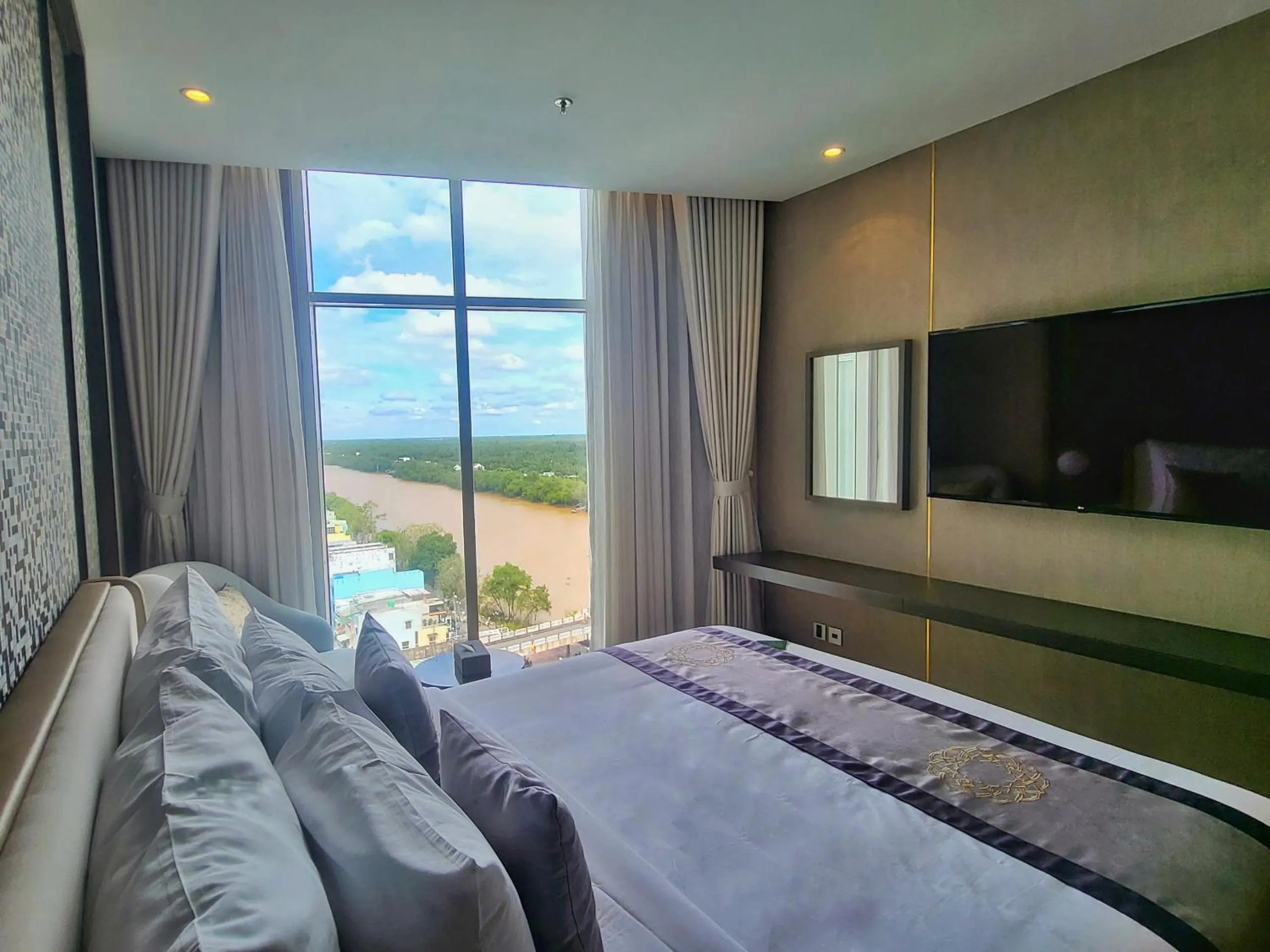 River view, Bed in Diamond Stars Ben Tre Hotel