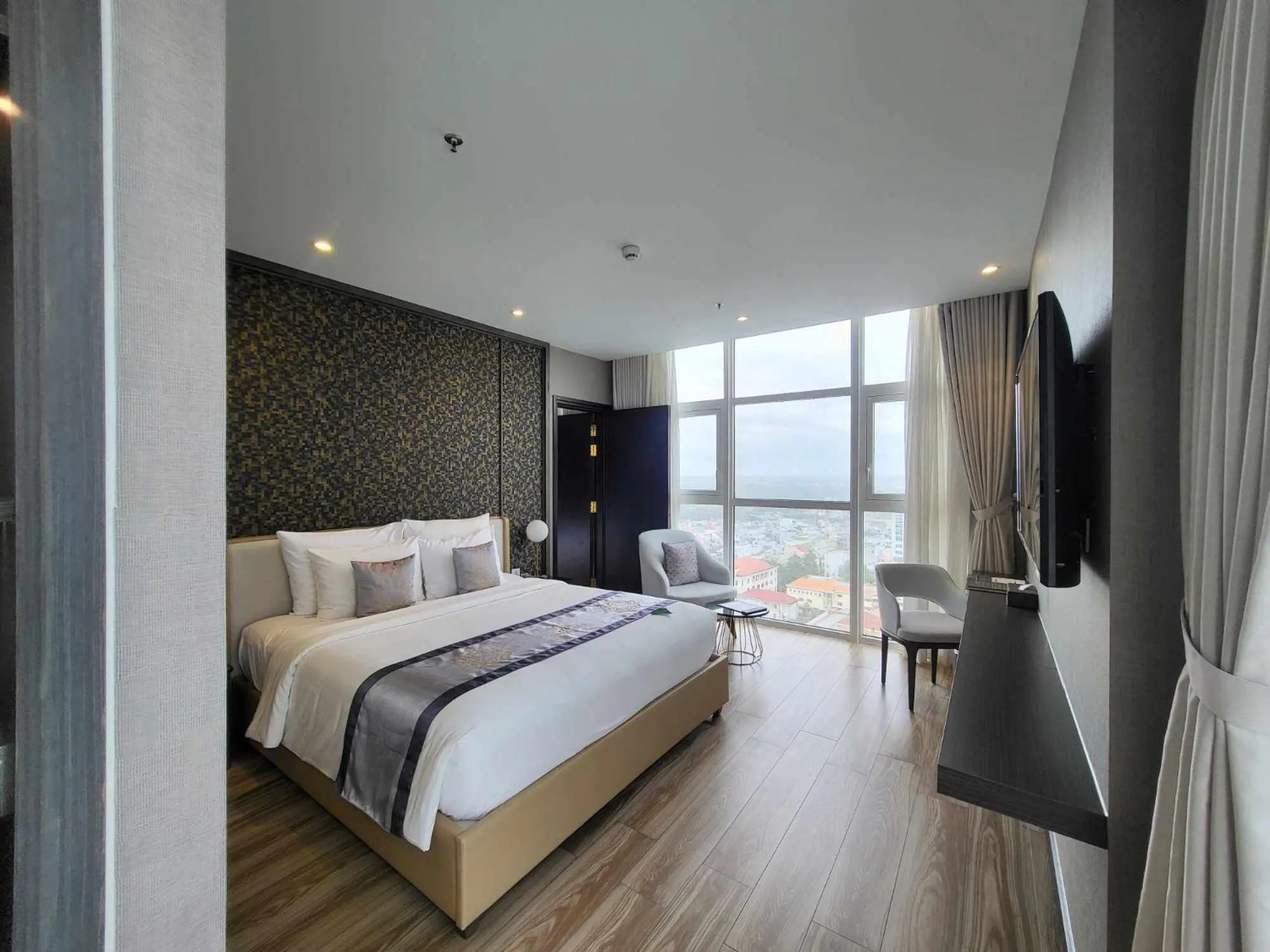 Bed in Diamond Stars Ben Tre Hotel