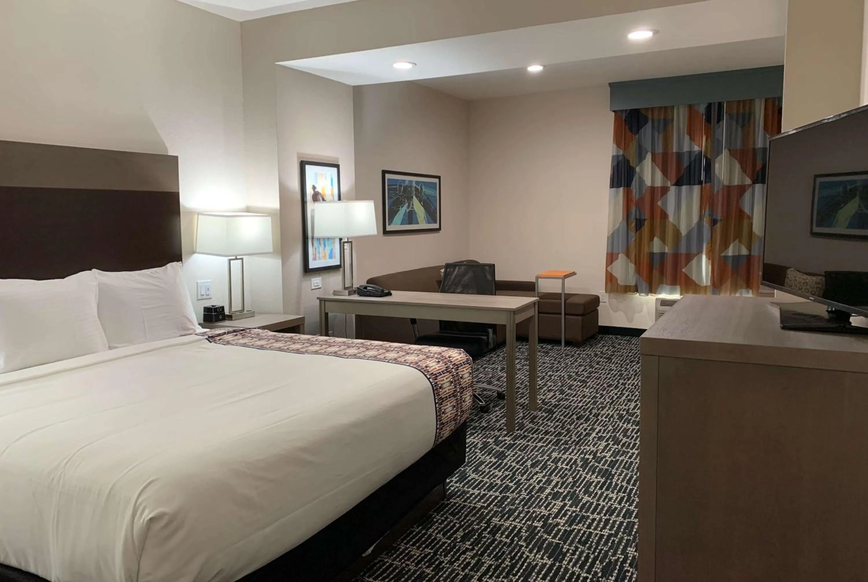 Photo of the whole room, Bed in La Quinta Inn & Suites by Wyndham - Red Oak TX IH-35E