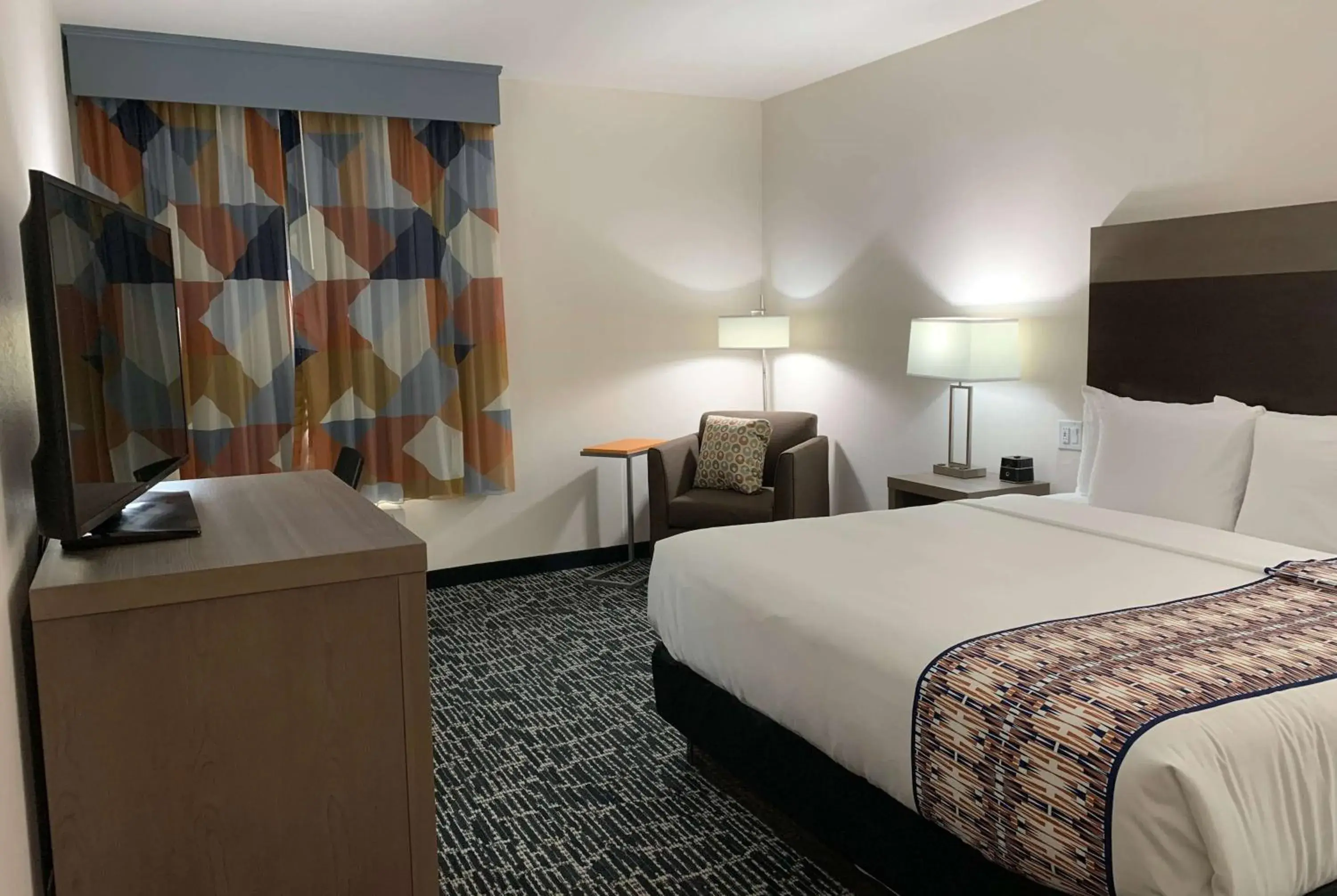 King Room - Non-Smoking in La Quinta Inn & Suites by Wyndham - Red Oak TX IH-35E King Room - Non-Smoking in La Quinta Inn & Suites by Wyndham - Red Oak TX IH-35E