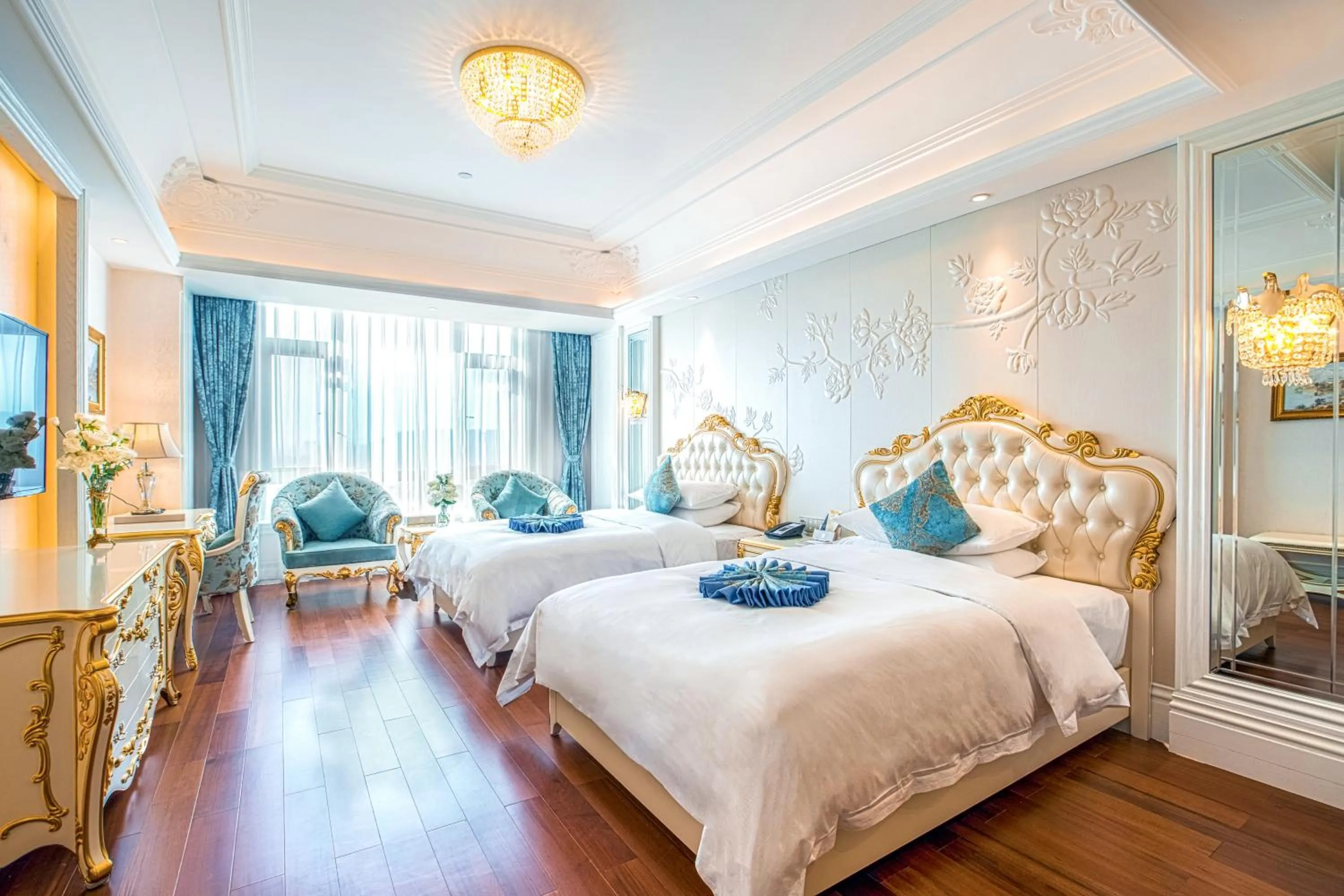 Photo of the whole room, Bed in Wyndham Grand Kunming East