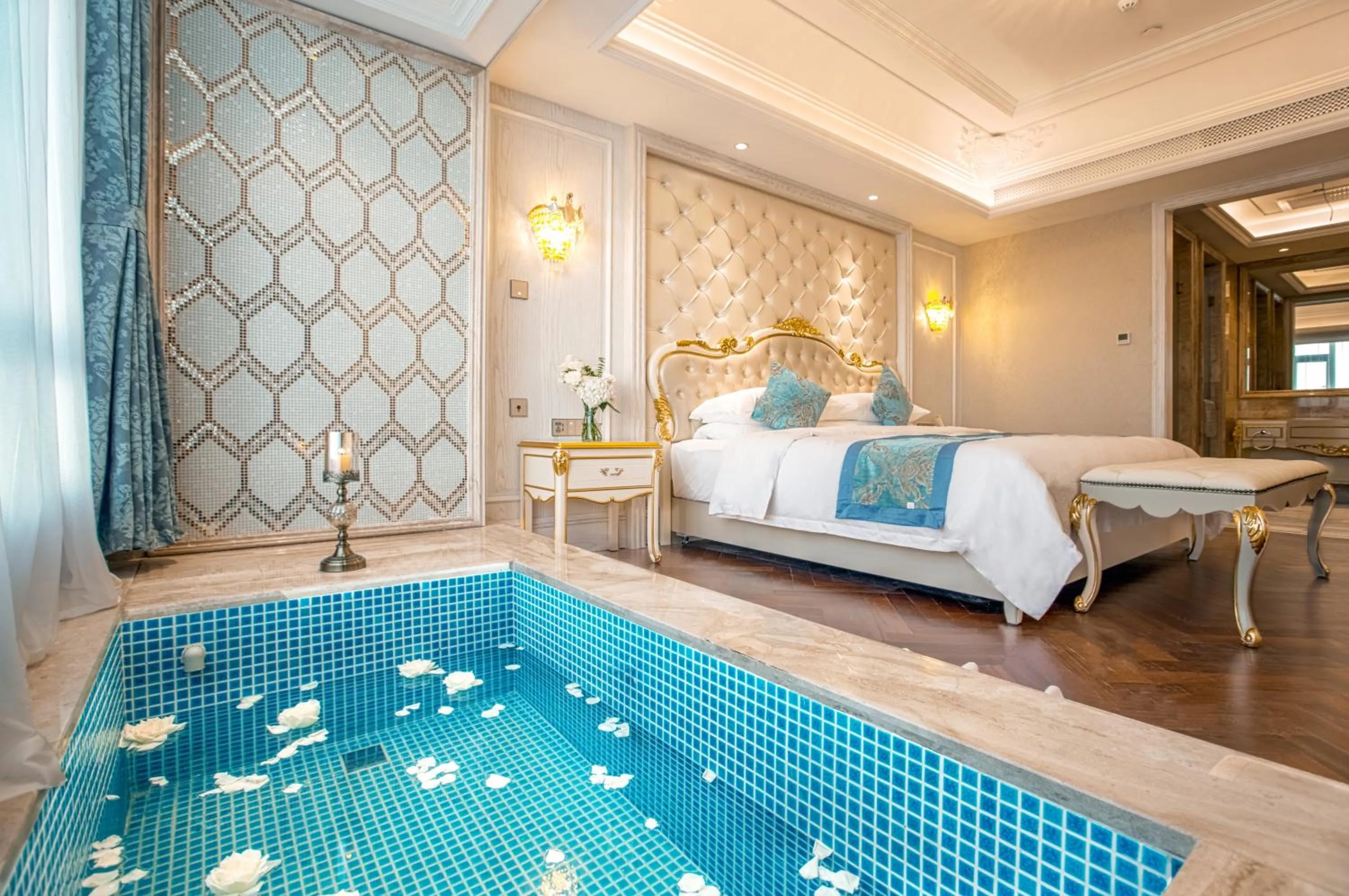 Bed in Wyndham Grand Kunming East