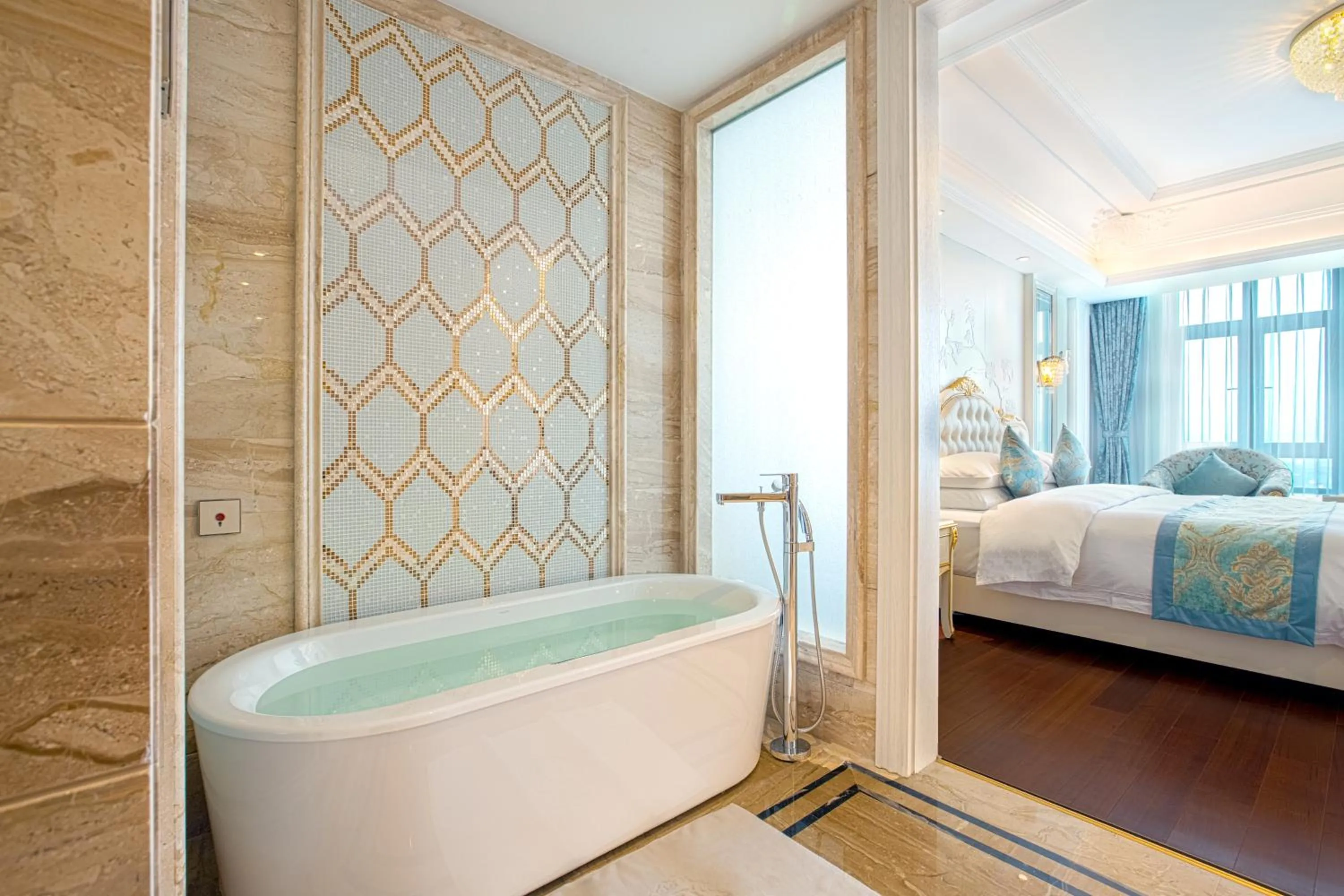 Bathroom, Bed in Wyndham Grand Kunming East