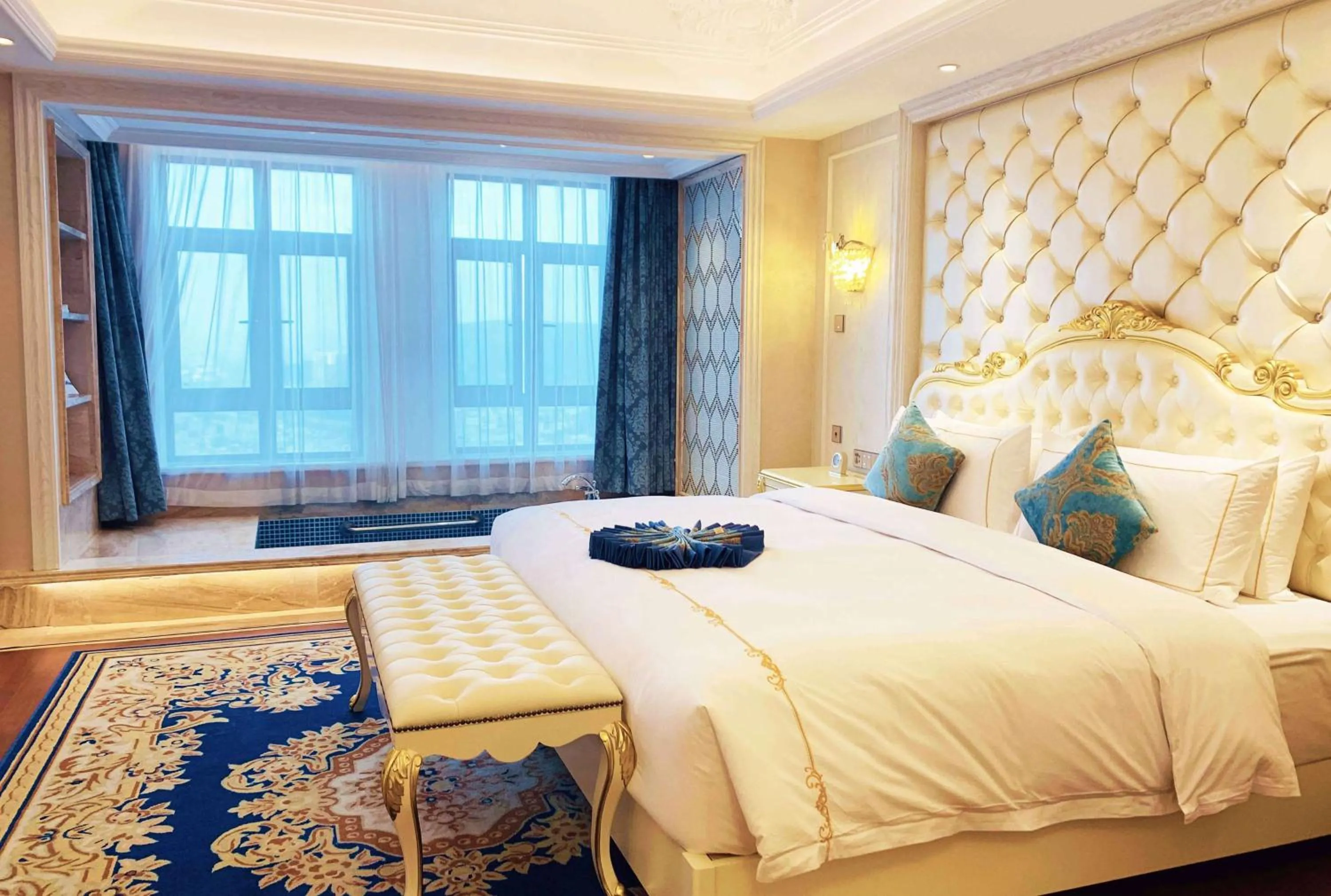 Photo of the whole room, Bed in Wyndham Grand Kunming East