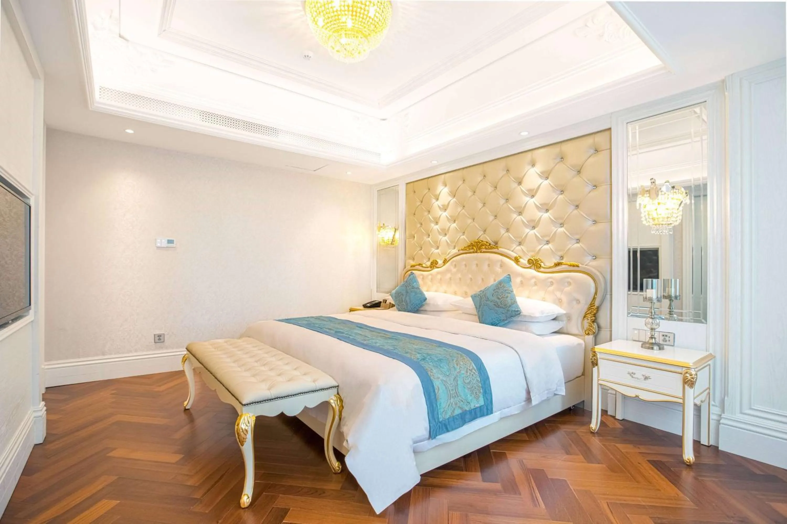 Photo of the whole room, Bed in Wyndham Grand Kunming East