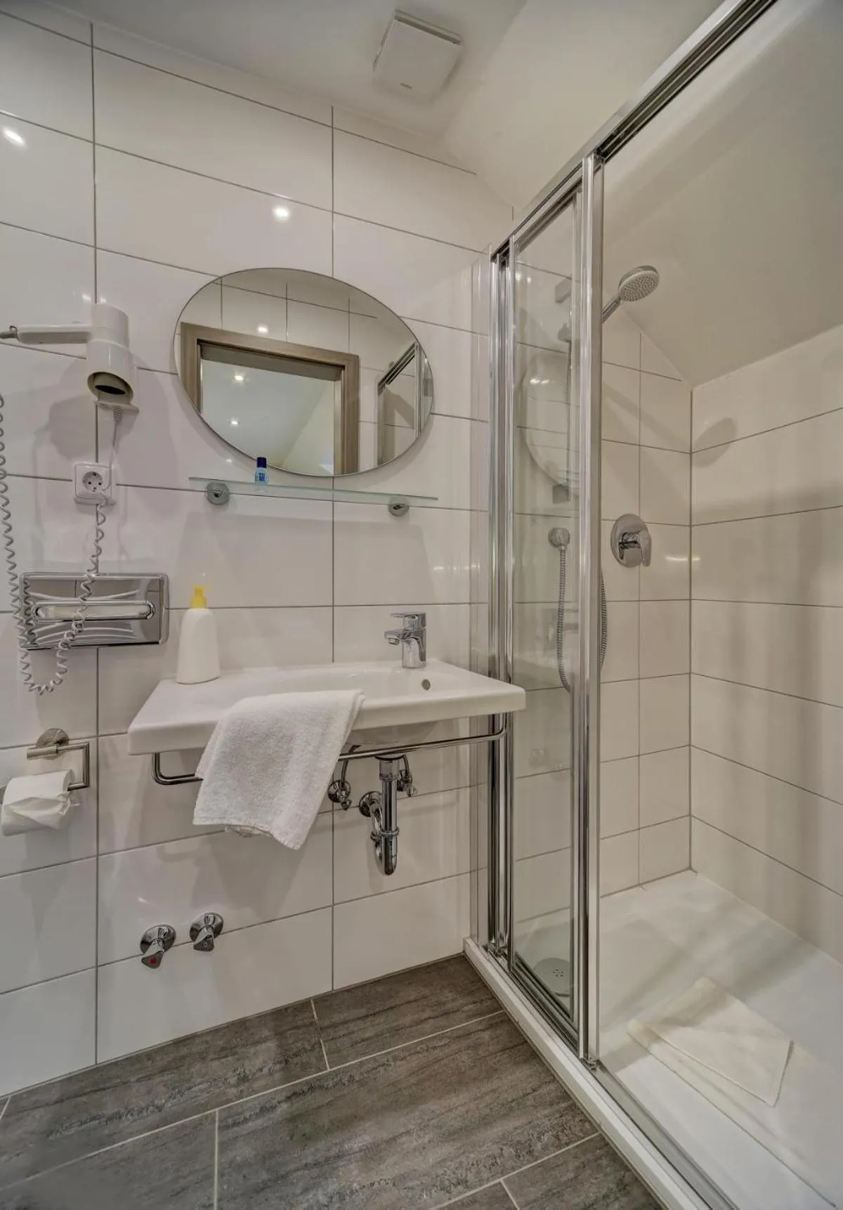 Shower in Hotel Post