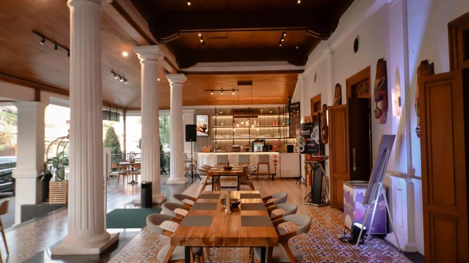 Lounge or bar in FIM by Zigna