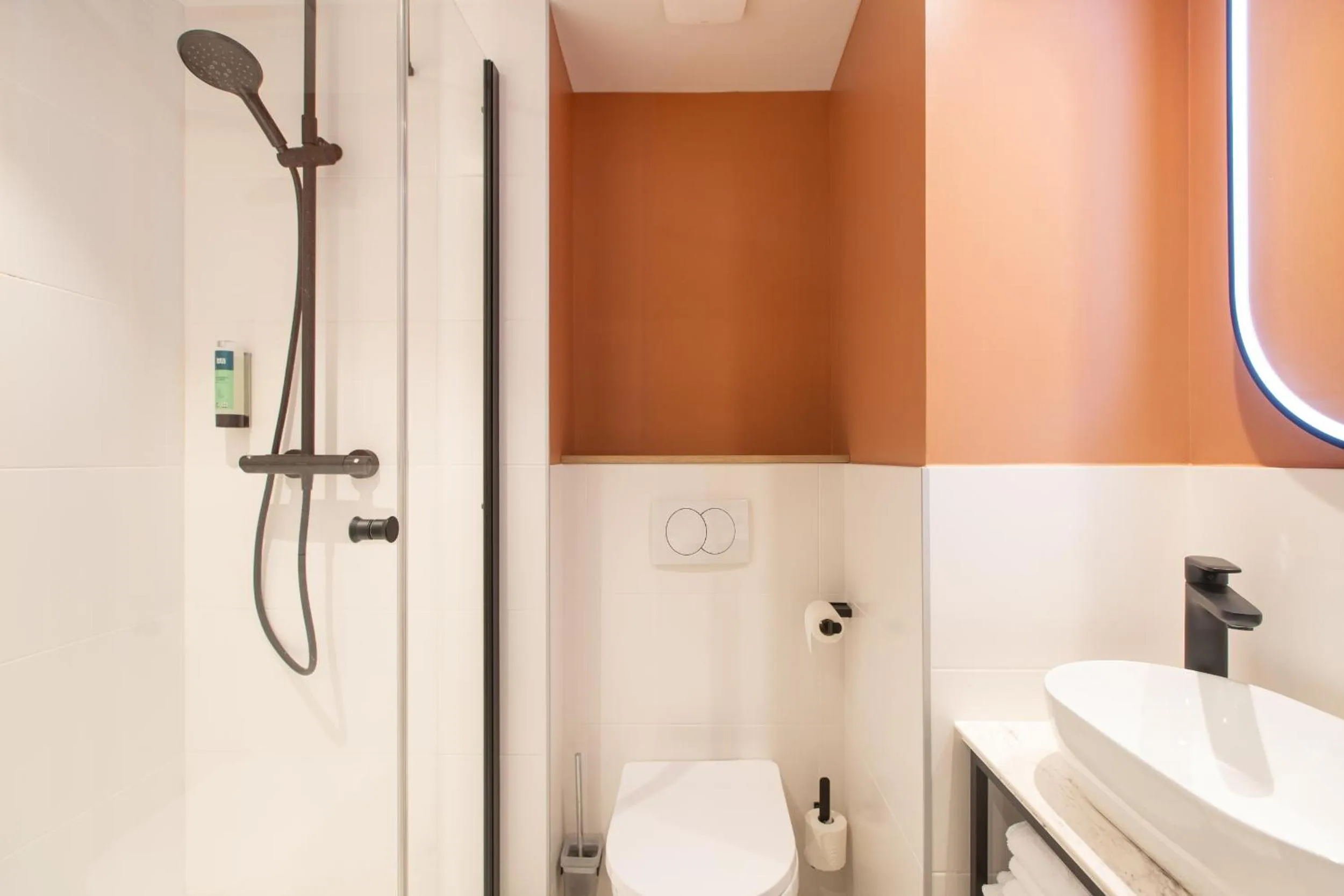 Bathroom in Logis Hôtel de Port d'Alon - St Cyr sur Mer