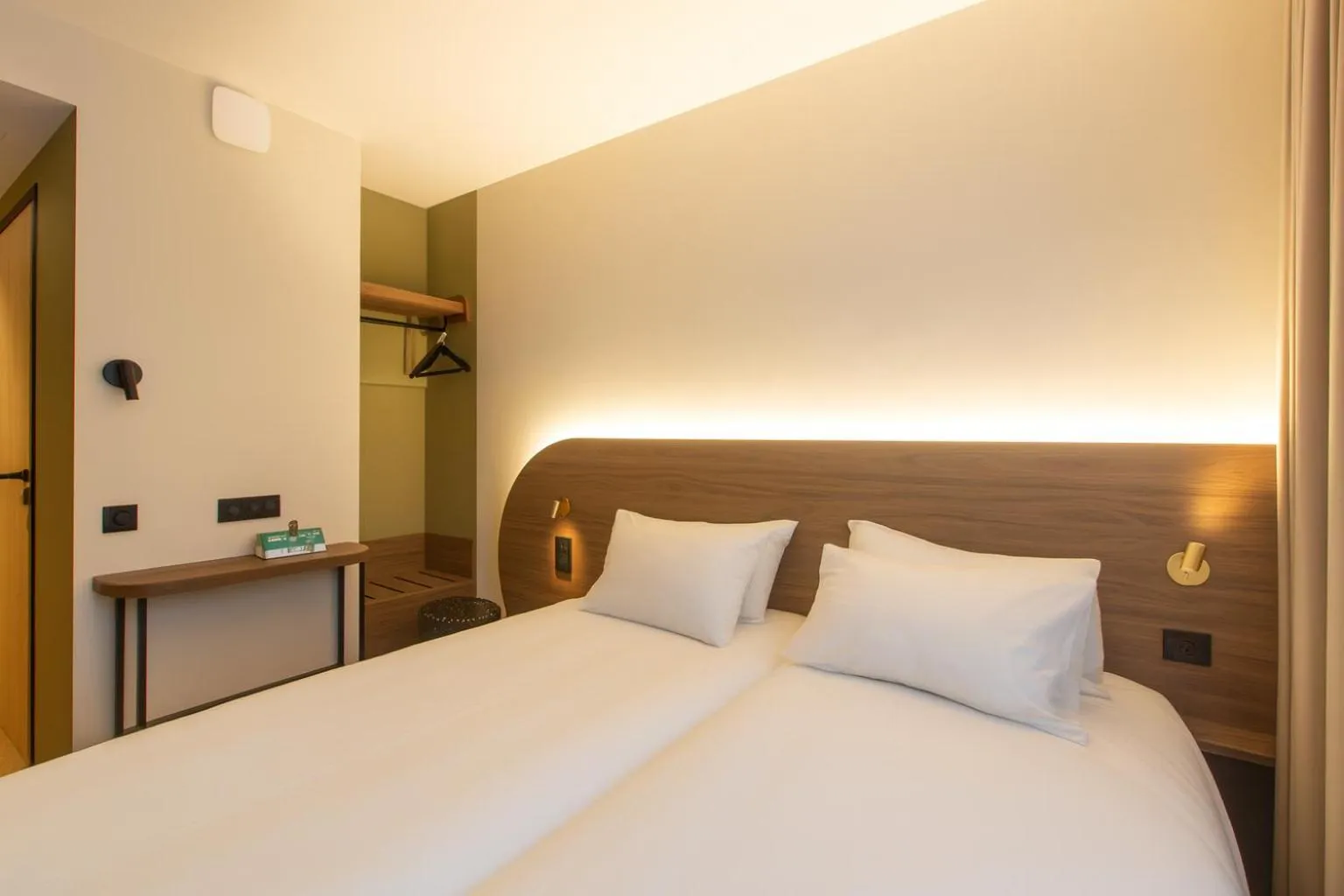 Bedroom, Bed in Logis Hôtel de Port d'Alon - St Cyr sur Mer