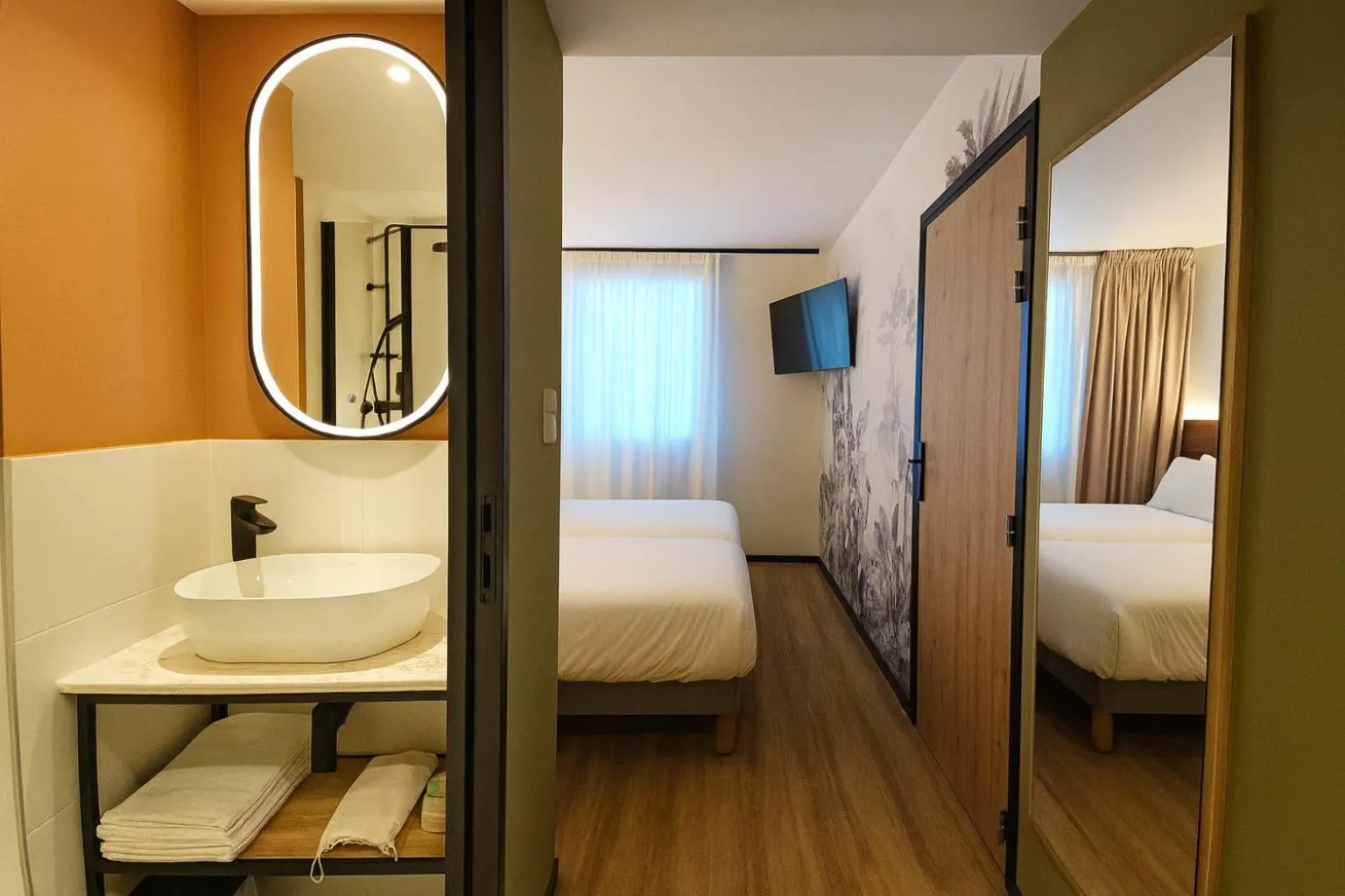 Photo of the whole room, Bed in Logis Hôtel de Port d'Alon - St Cyr sur Mer