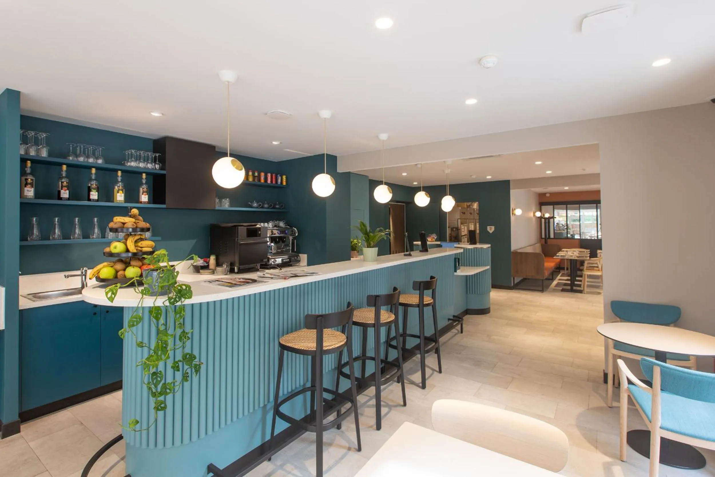 Lounge or bar in Logis Hôtel de Port d'Alon - St Cyr sur Mer