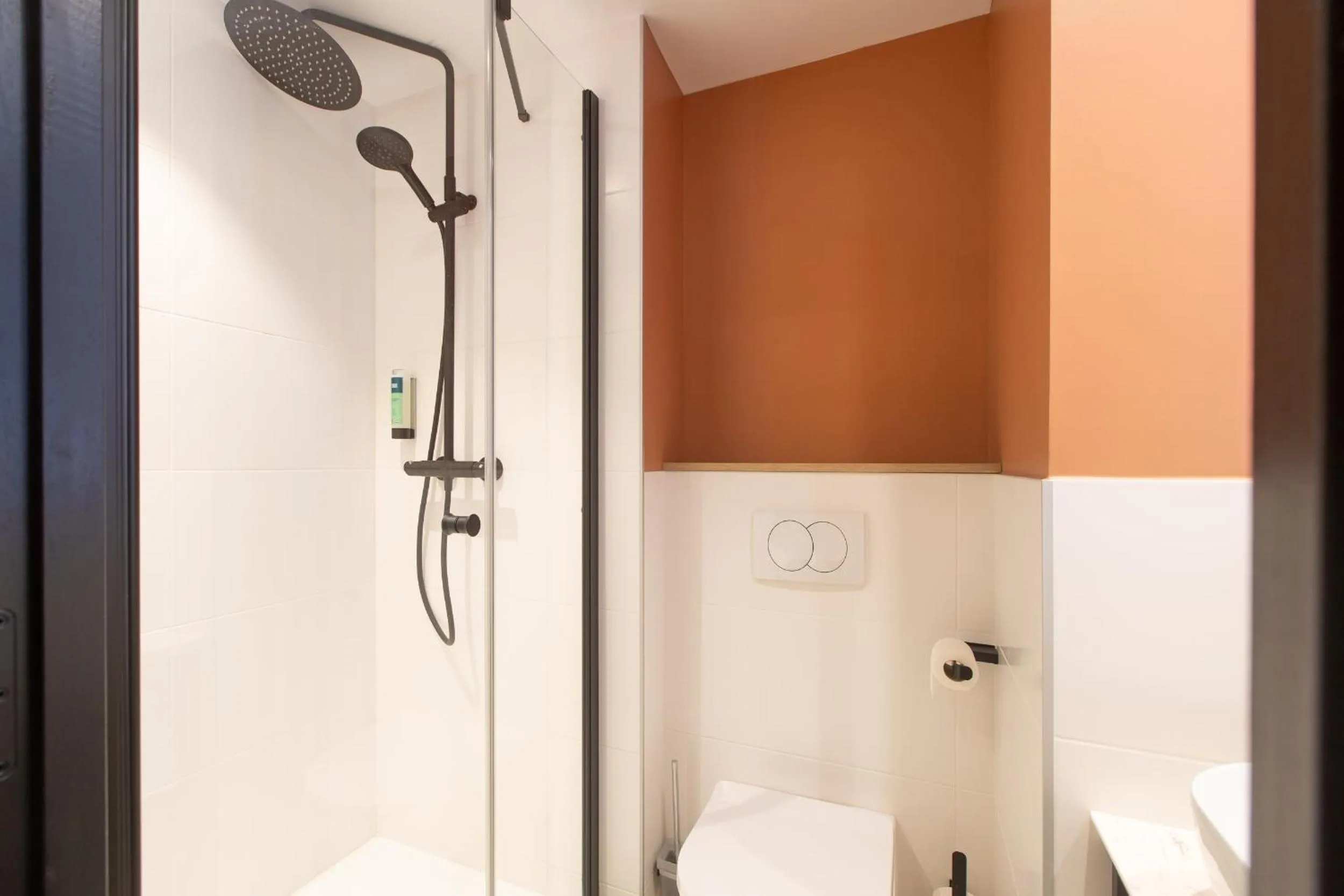 Bathroom in Logis Hôtel de Port d'Alon - St Cyr sur Mer