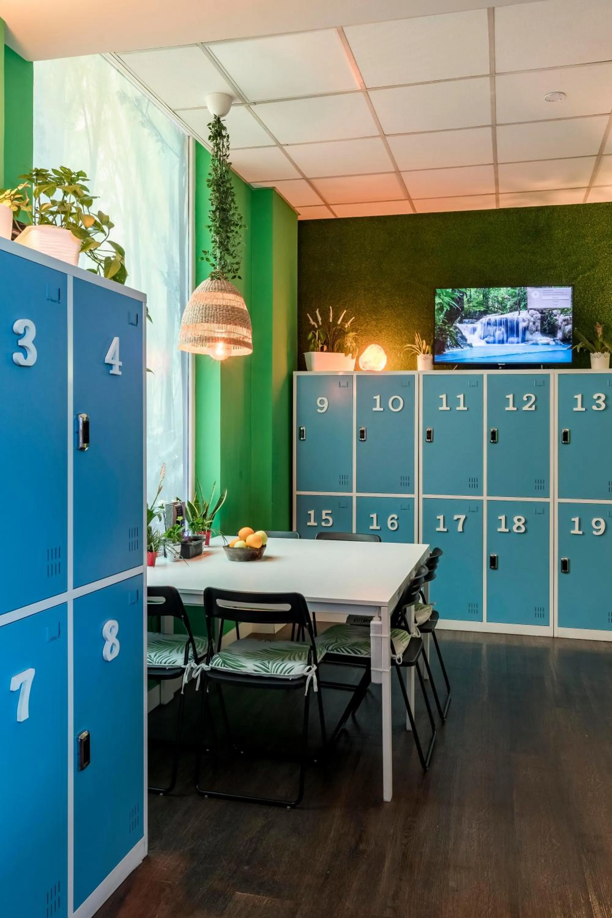 Dining area in OXYGEN HOSTEL Capsula