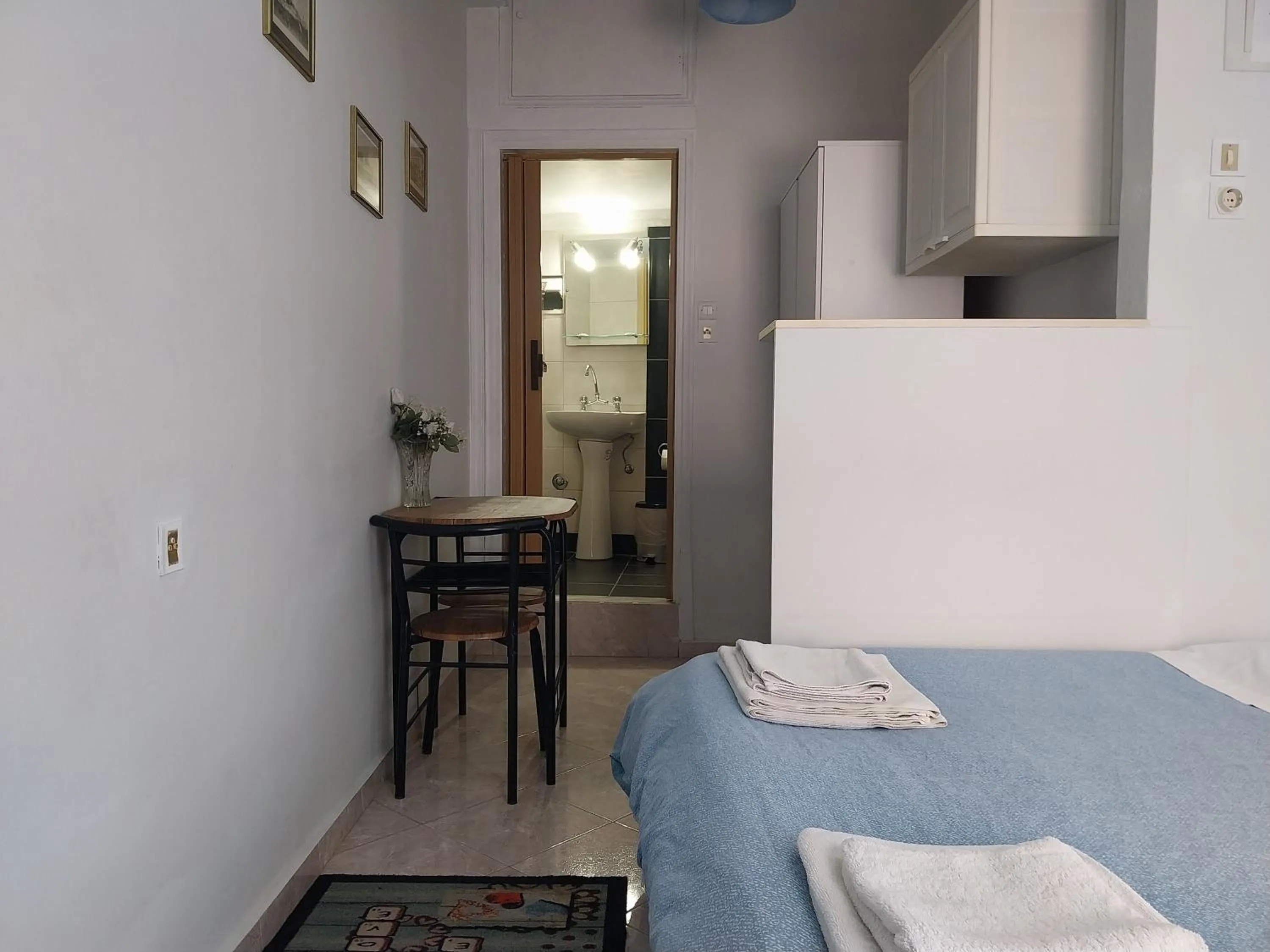 Bed in HERMOUPOLI ROOMS