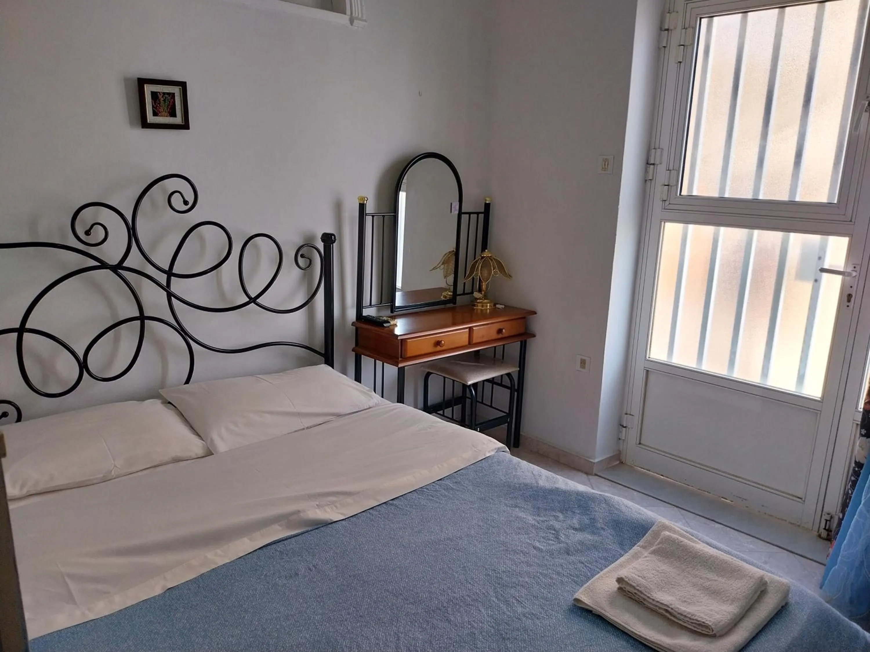 Bed in HERMOUPOLI ROOMS